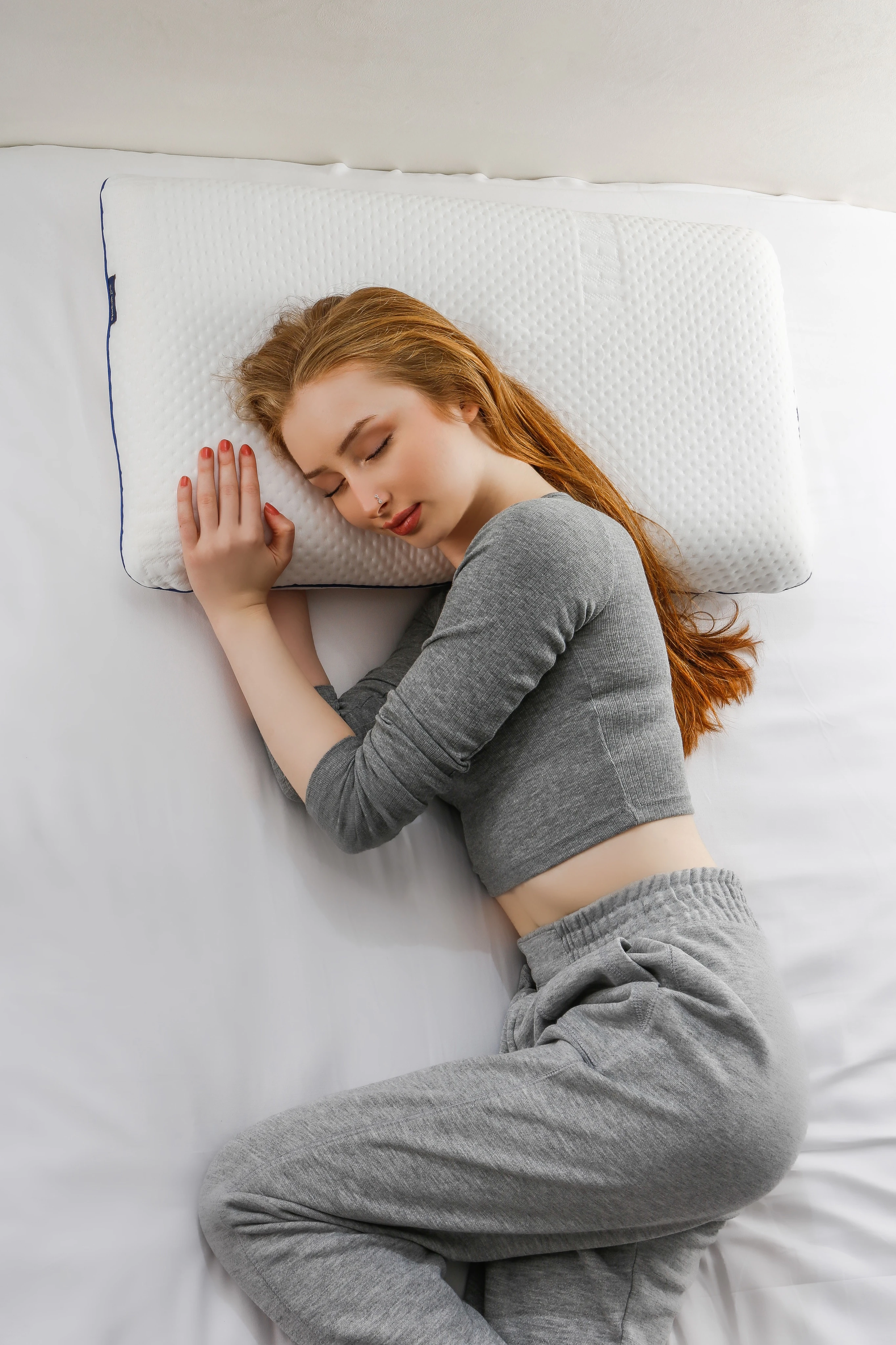 Alkamto Visco Hafızalı Termoregülasyonlu, Hipoalerjenik Ortopedik Boyun Destek Yastığı 70x40x12 cm, Pamuk Kılıf ve Taşıma Çantası Hediyeli