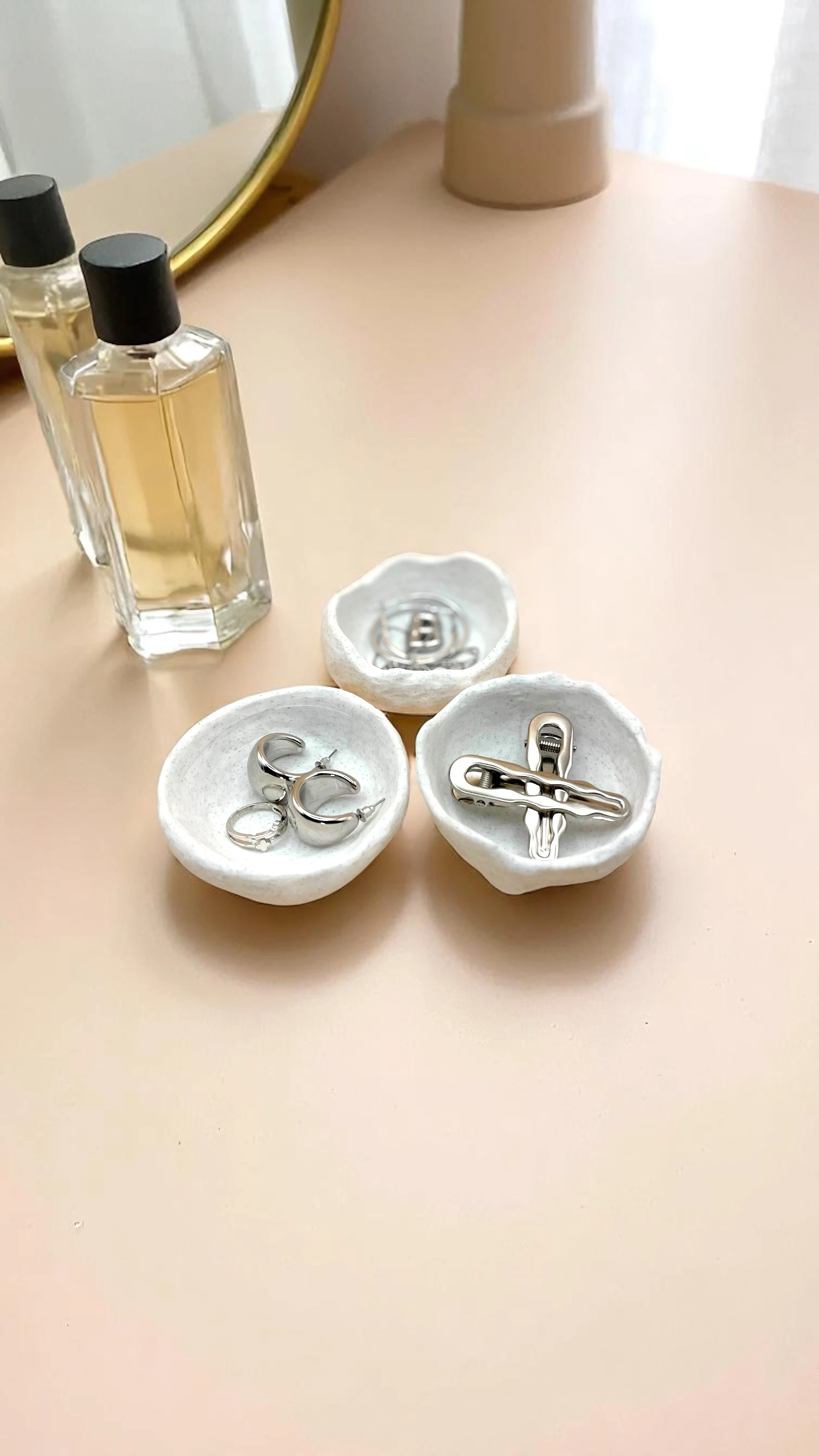 Vita Trio Stones – 3’lü Dekoratif Taş Formlu Kase Seti | Minimalist Masa ve Raf Aksesuarı | Doğal Dokulu Takılık & Anahtarlık Kaseleri