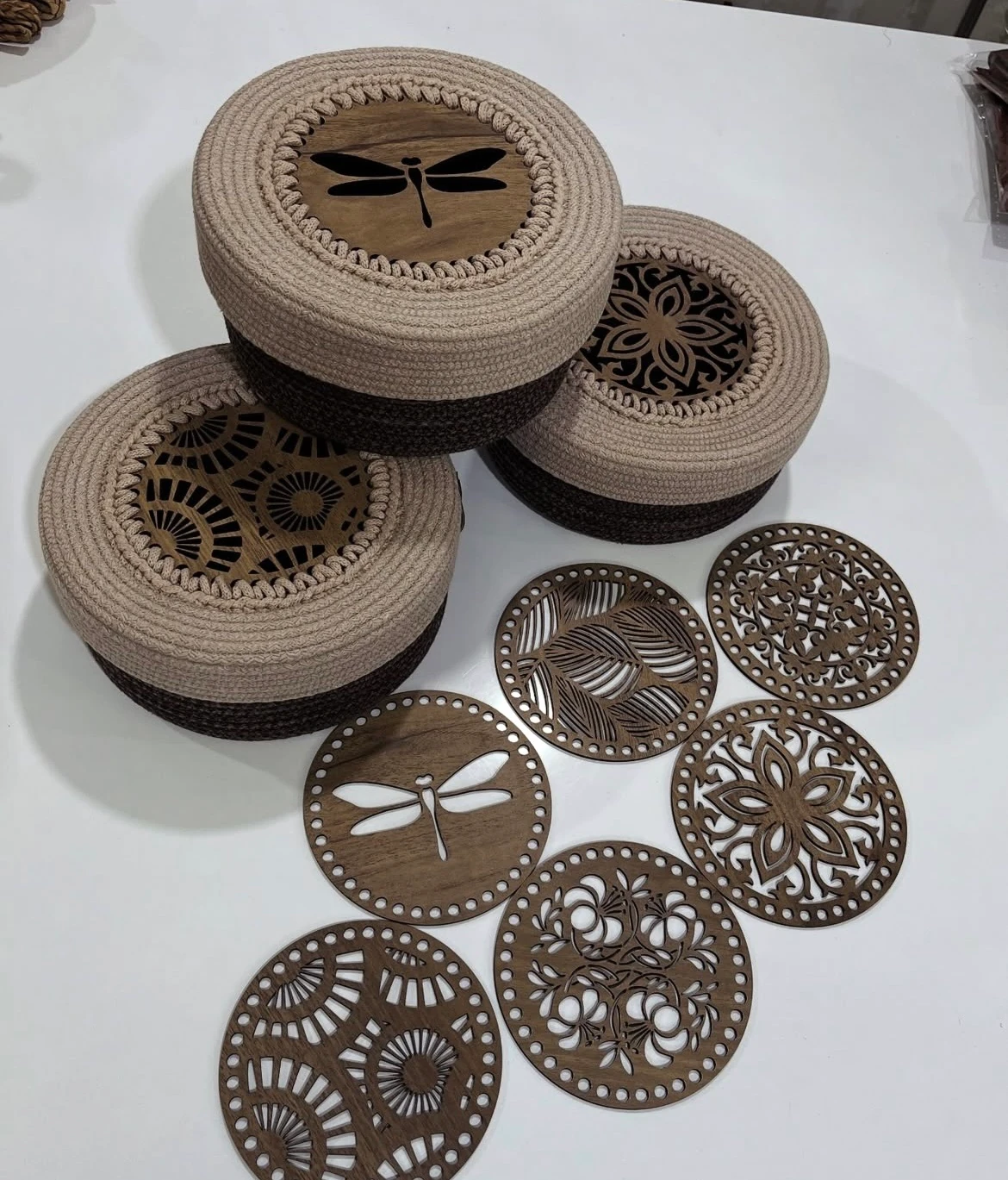 desenli ahşap plaka kelebek