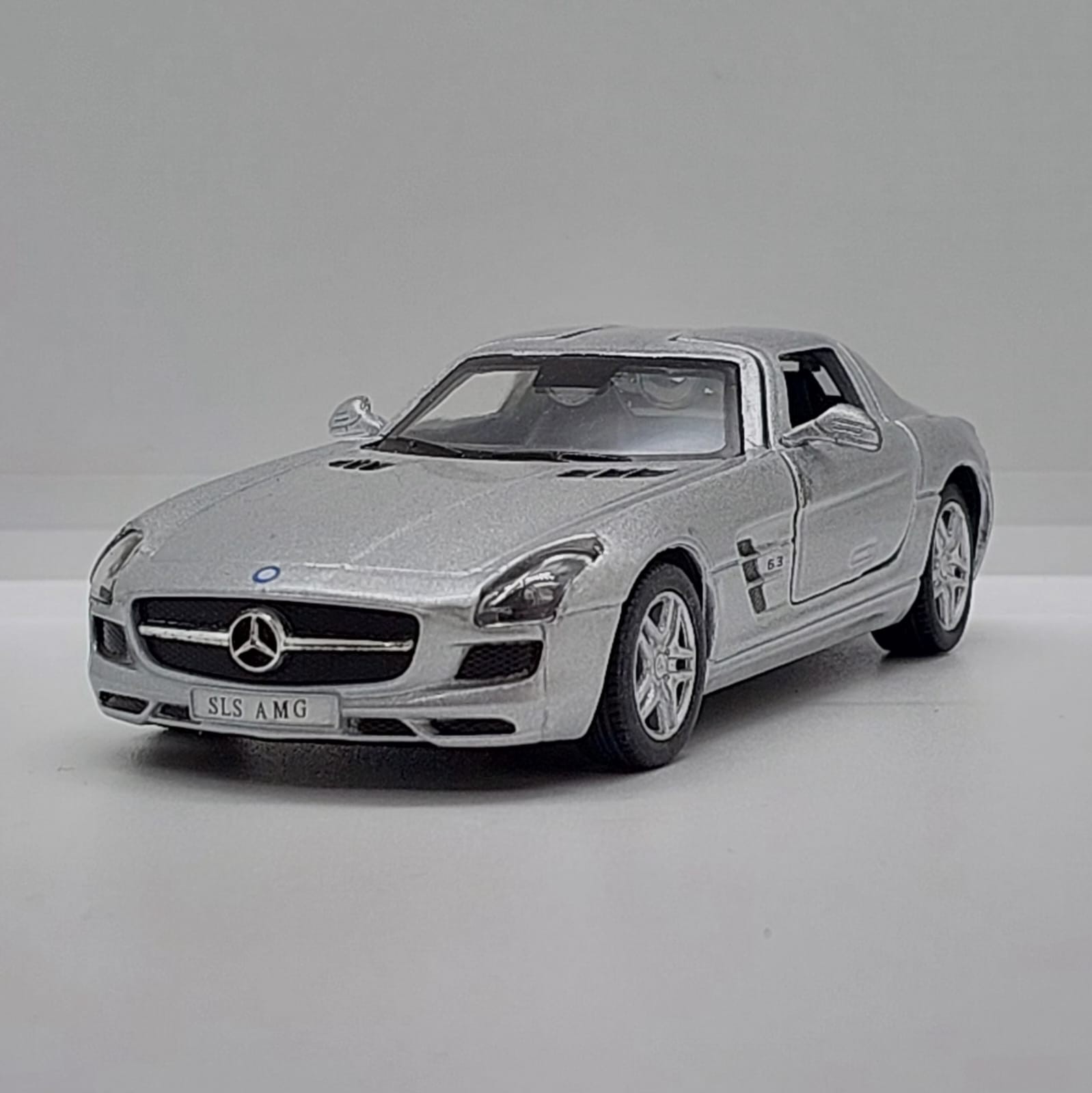 Kinsmart Mercedes-Benz SLS AMG -1:36 Gümüş Gri