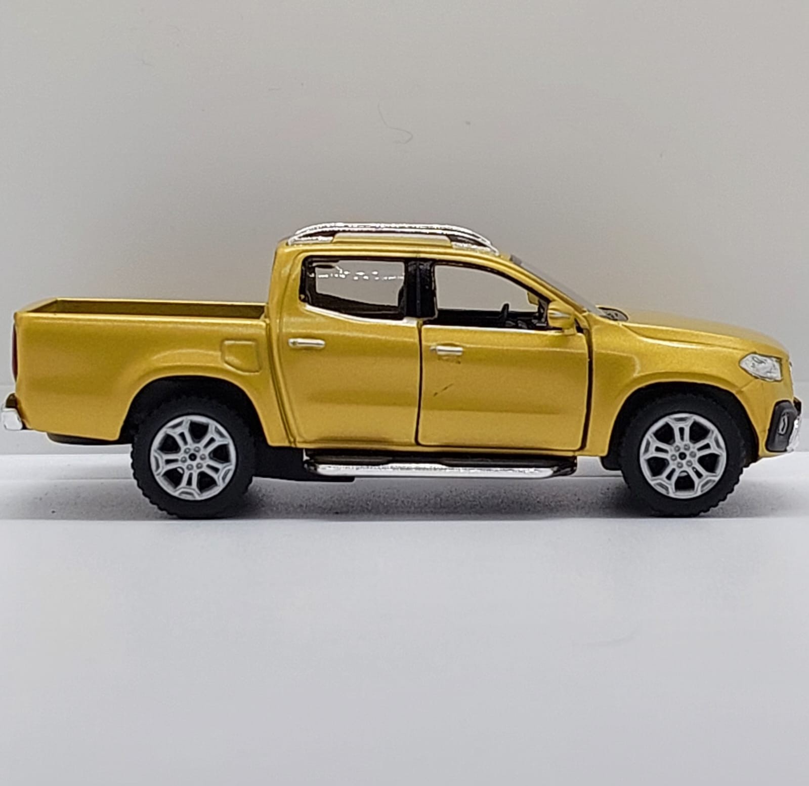 Kinsmart Mercedes-Benz X-Class -1:42 Sarı