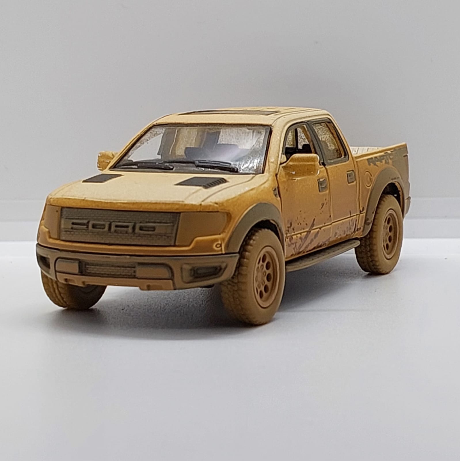 Kinsmart 2013 Ford F-150 SVT Raptor SuperCrew -1:46 Beyaz Toz Çamur Detaylı