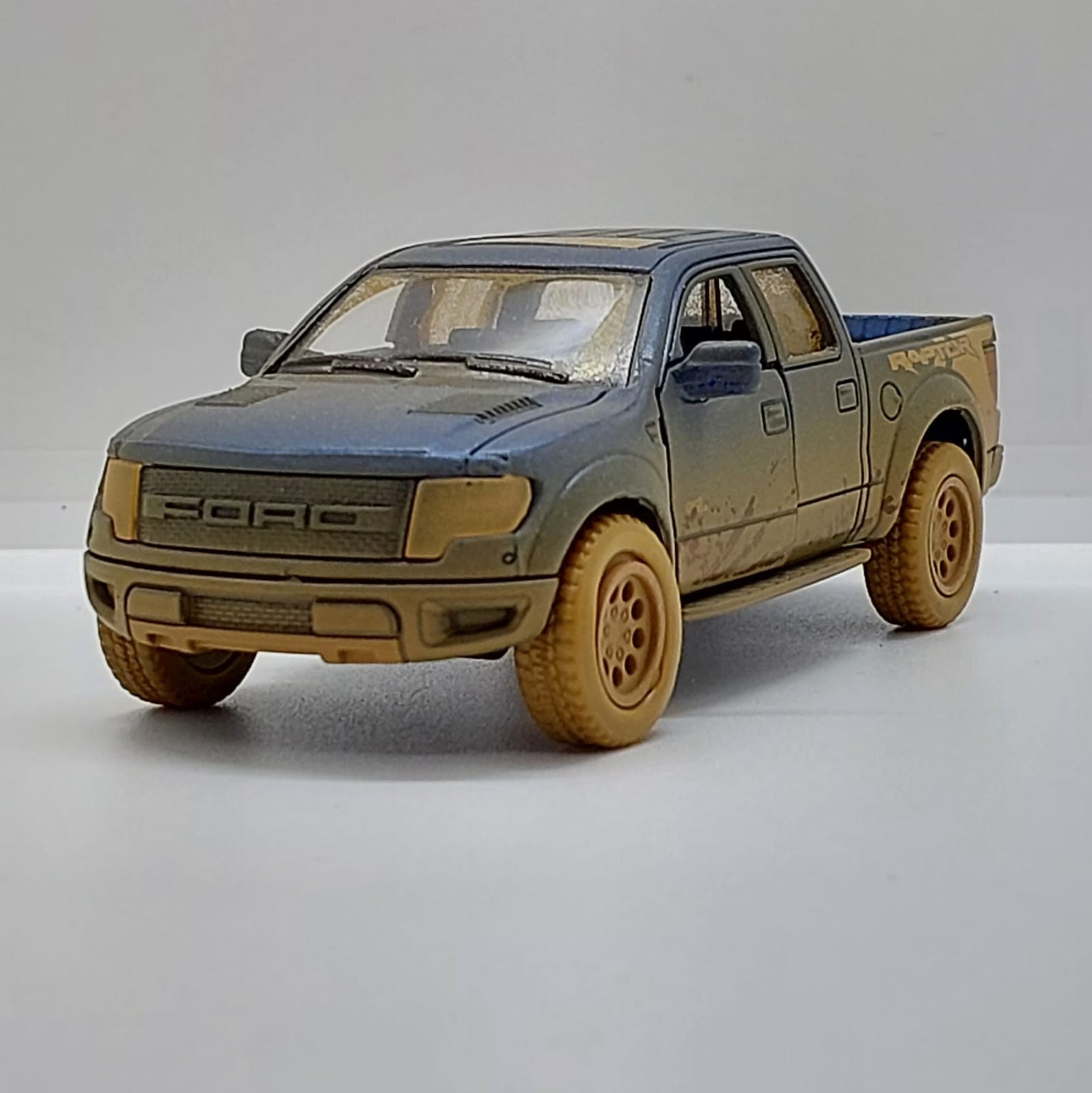 Kinsmart 2013 Ford F-150 SVT Raptor SuperCrew -1:46 Lacivert Toz Çamur Detaylı