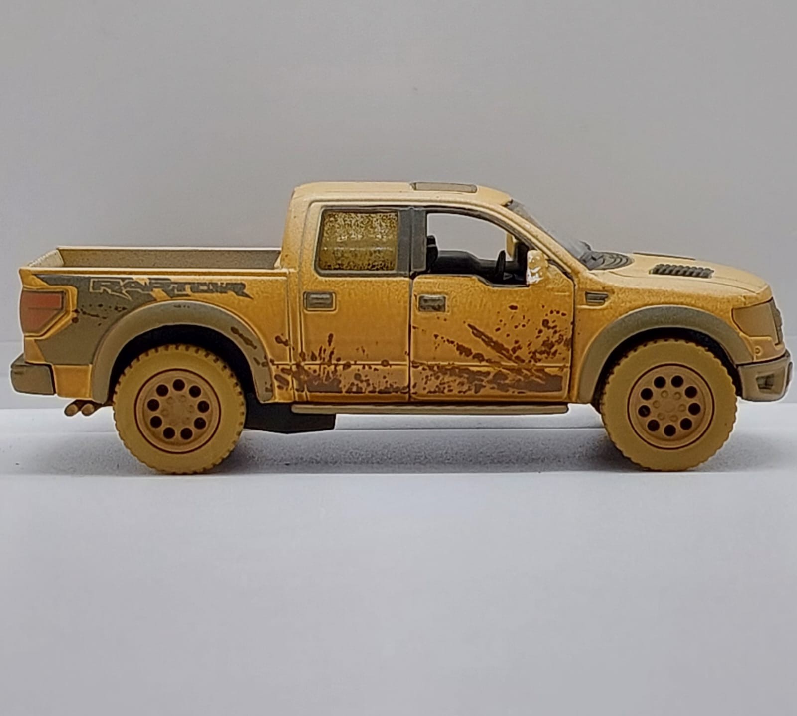 Kinsmart 2013 Ford F-150 SVT Raptor SuperCrew -1:46 Beyaz Toz Çamur Detaylı