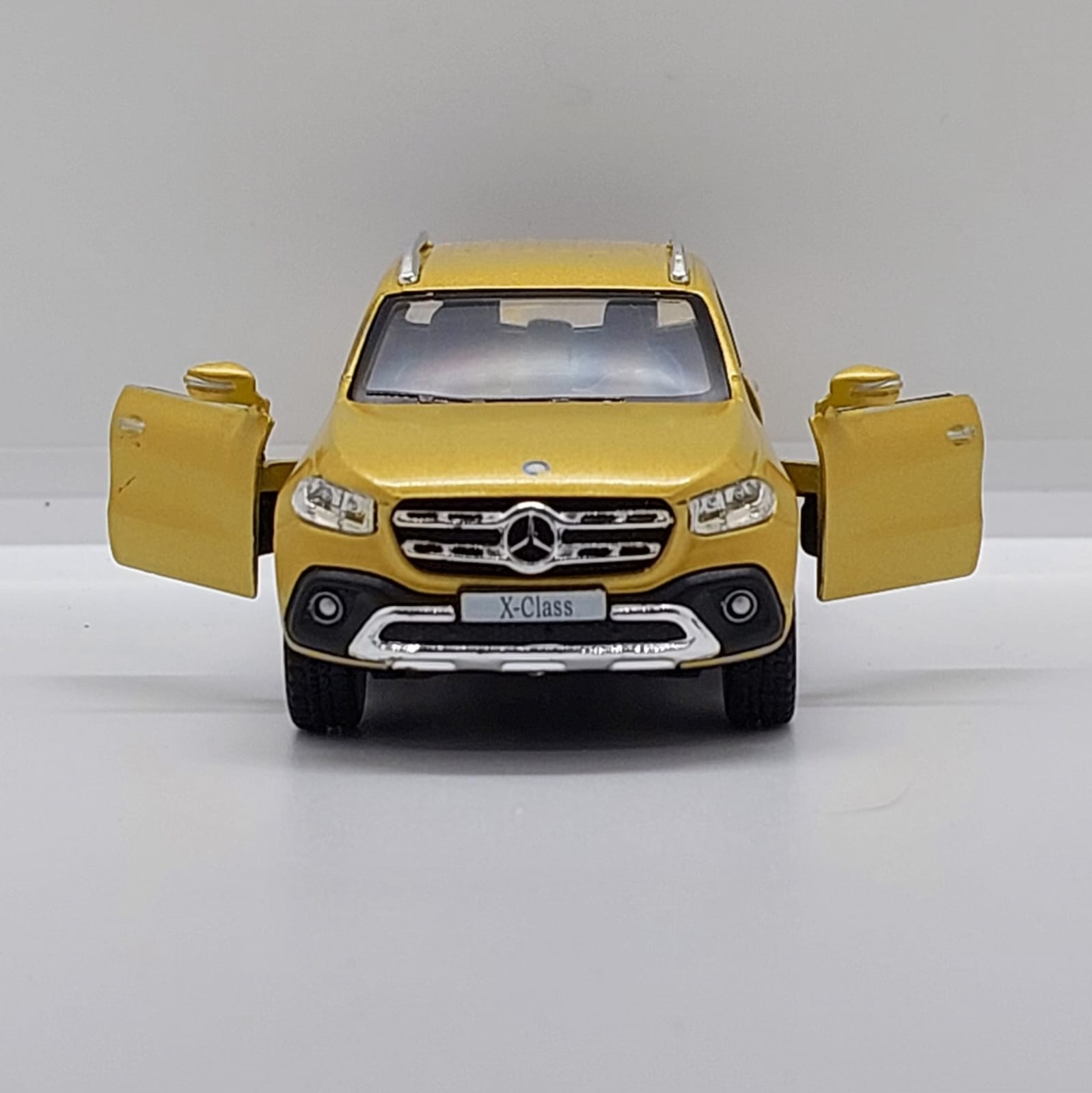 Kinsmart Mercedes-Benz X-Class -1:42 Sarı
