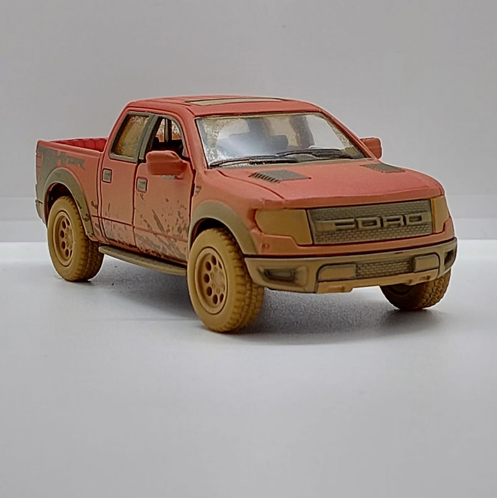 Kinsmart 2013 Ford F-150 SVT Raptor SuperCrew -1:46 Kırmızı Toz Çamur Detaylı