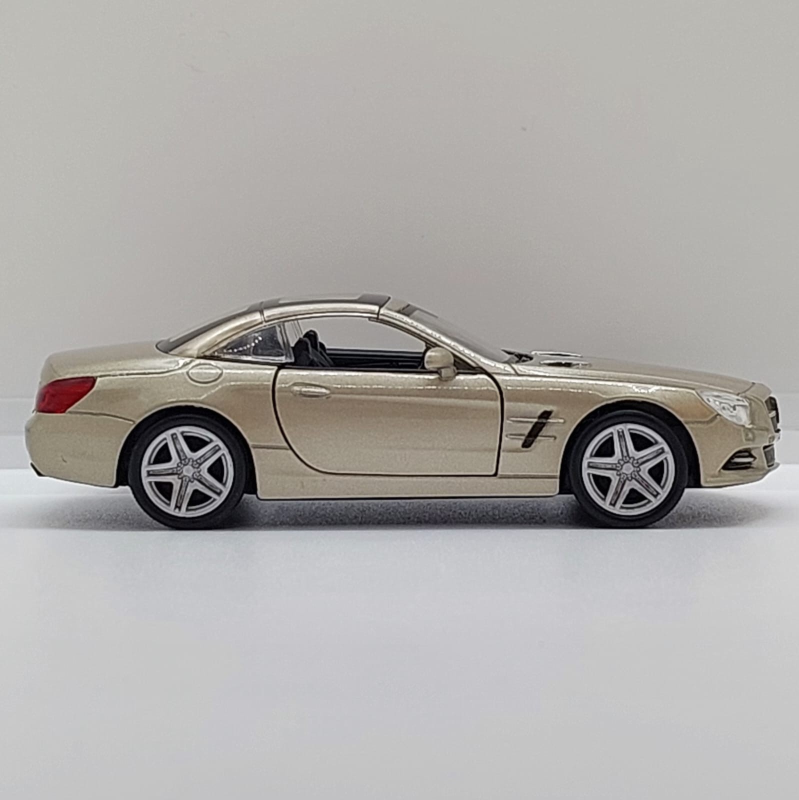 Welly Mercedes-Benz SL500 -1:36 Kum Beji