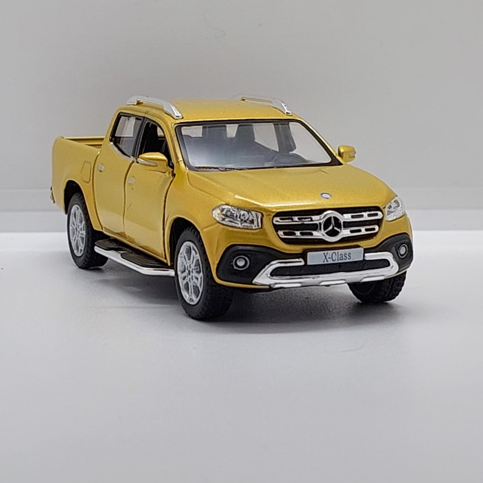 Kinsmart Mercedes-Benz X-Class -1:42 Sarı