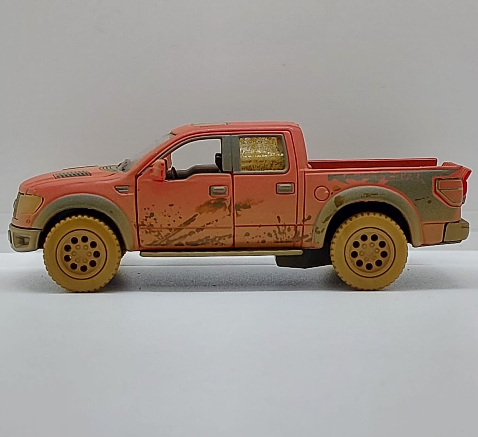 Kinsmart 2013 Ford F-150 SVT Raptor SuperCrew -1:46 Kırmızı Toz Çamur Detaylı