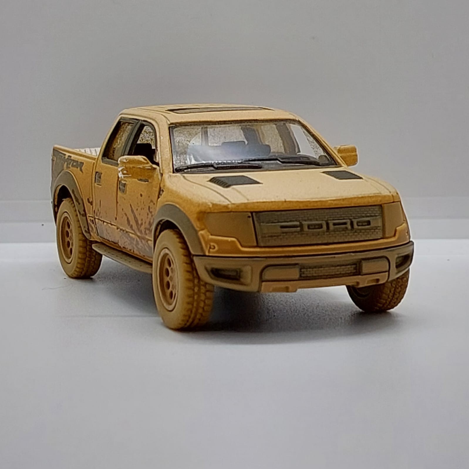 Kinsmart 2013 Ford F-150 SVT Raptor SuperCrew -1:46 Beyaz Toz Çamur Detaylı