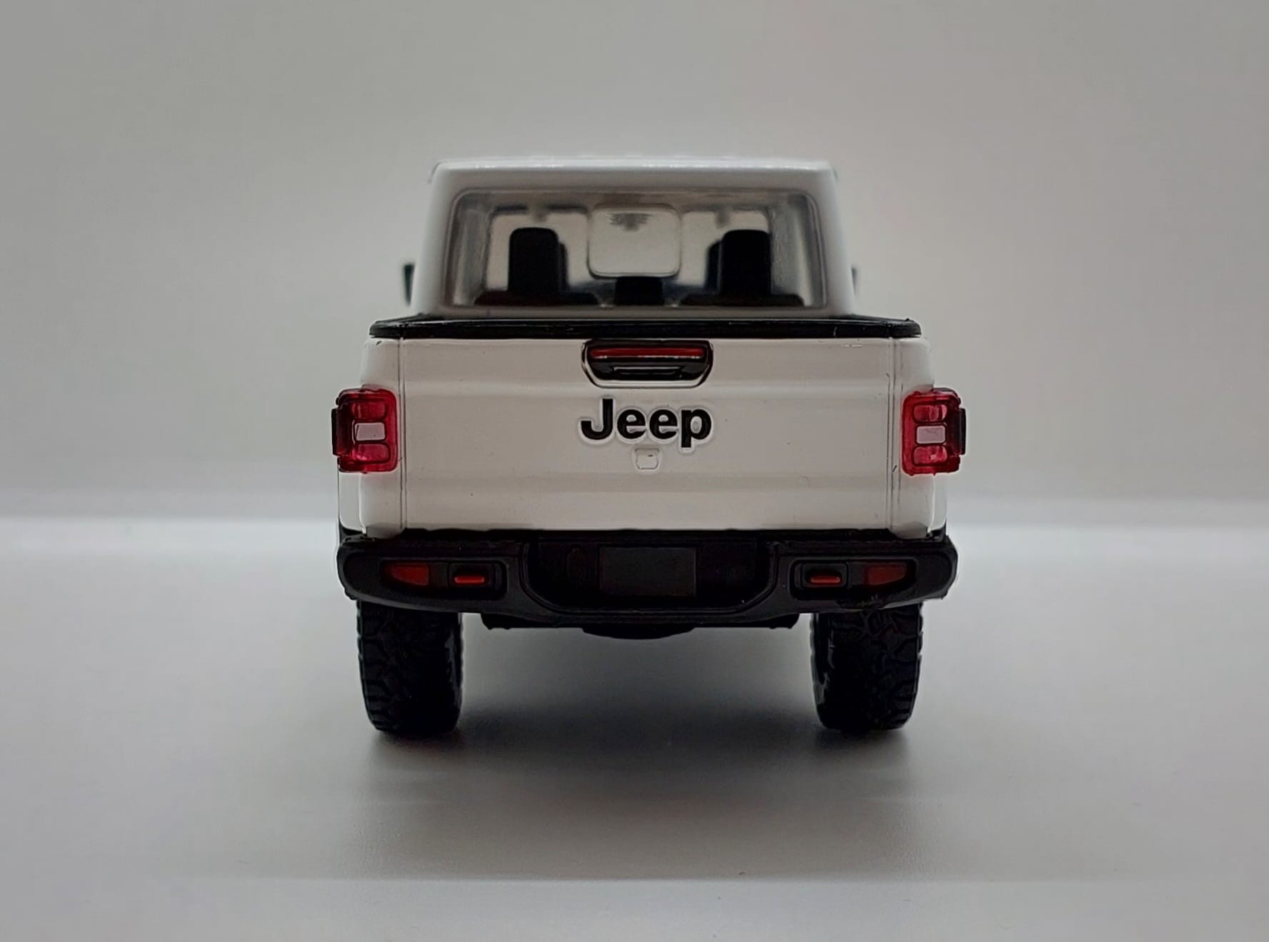 Motormax Timeless Legends 2021 Jeep Gladiator Rubicon -1:27 Beyaz