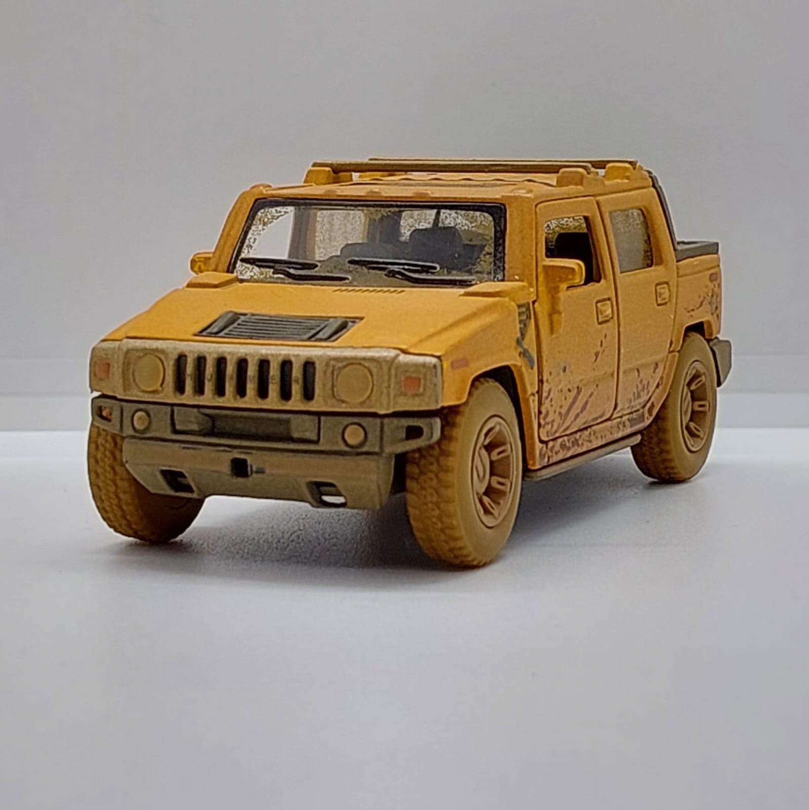 Kinsmart 2005 Hummer H2 SUT -1:40 Hardal Sarısı -Toz ve Çamur detaylı