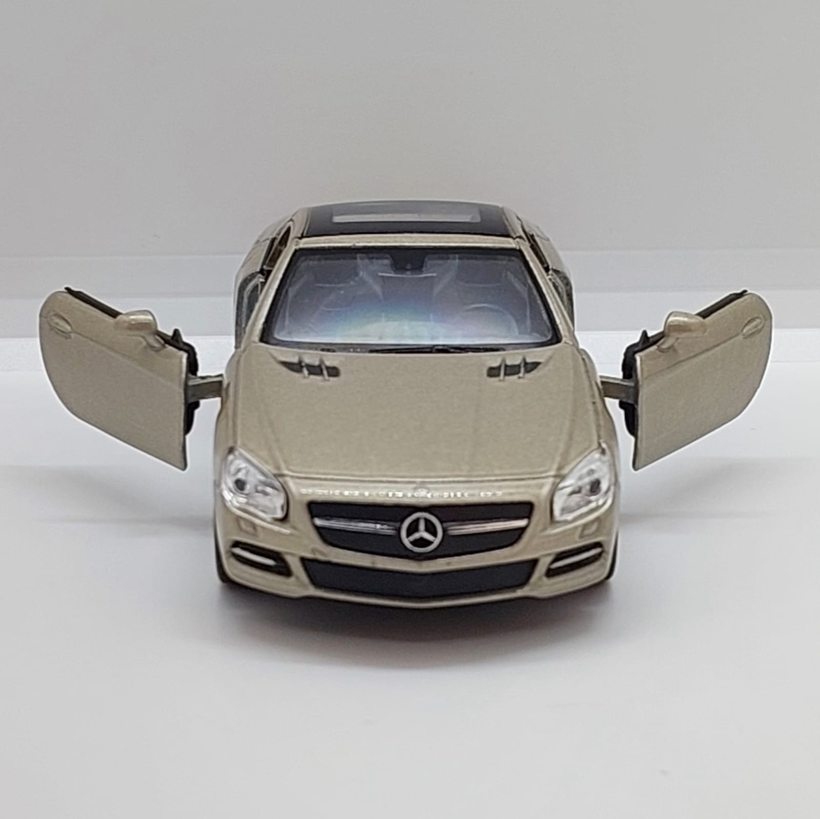 Welly Mercedes-Benz SL500 -1:36 Kum Beji