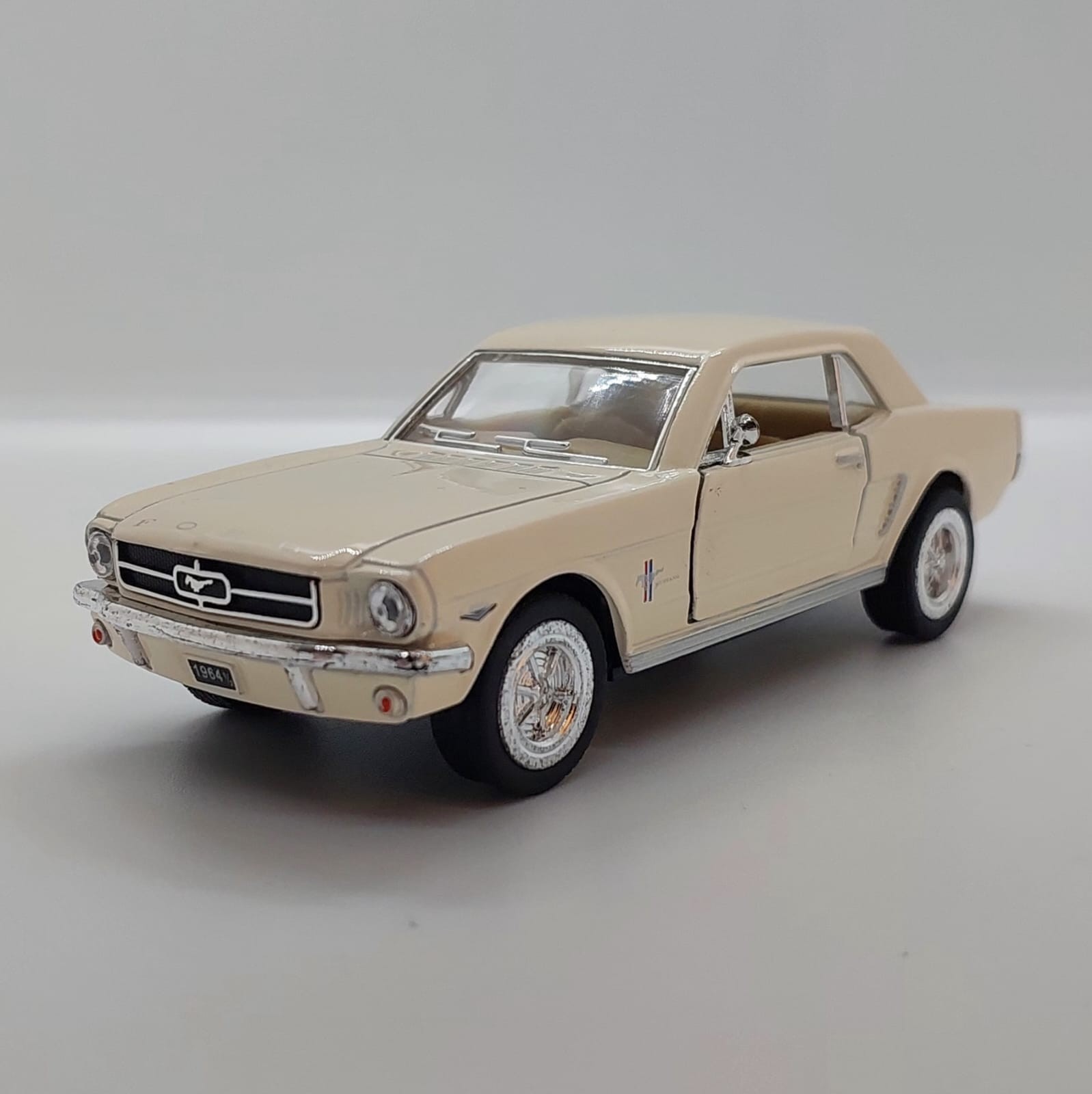 Kinsmart 1964½ Ford Mustang -1:36 Fil dişi krem