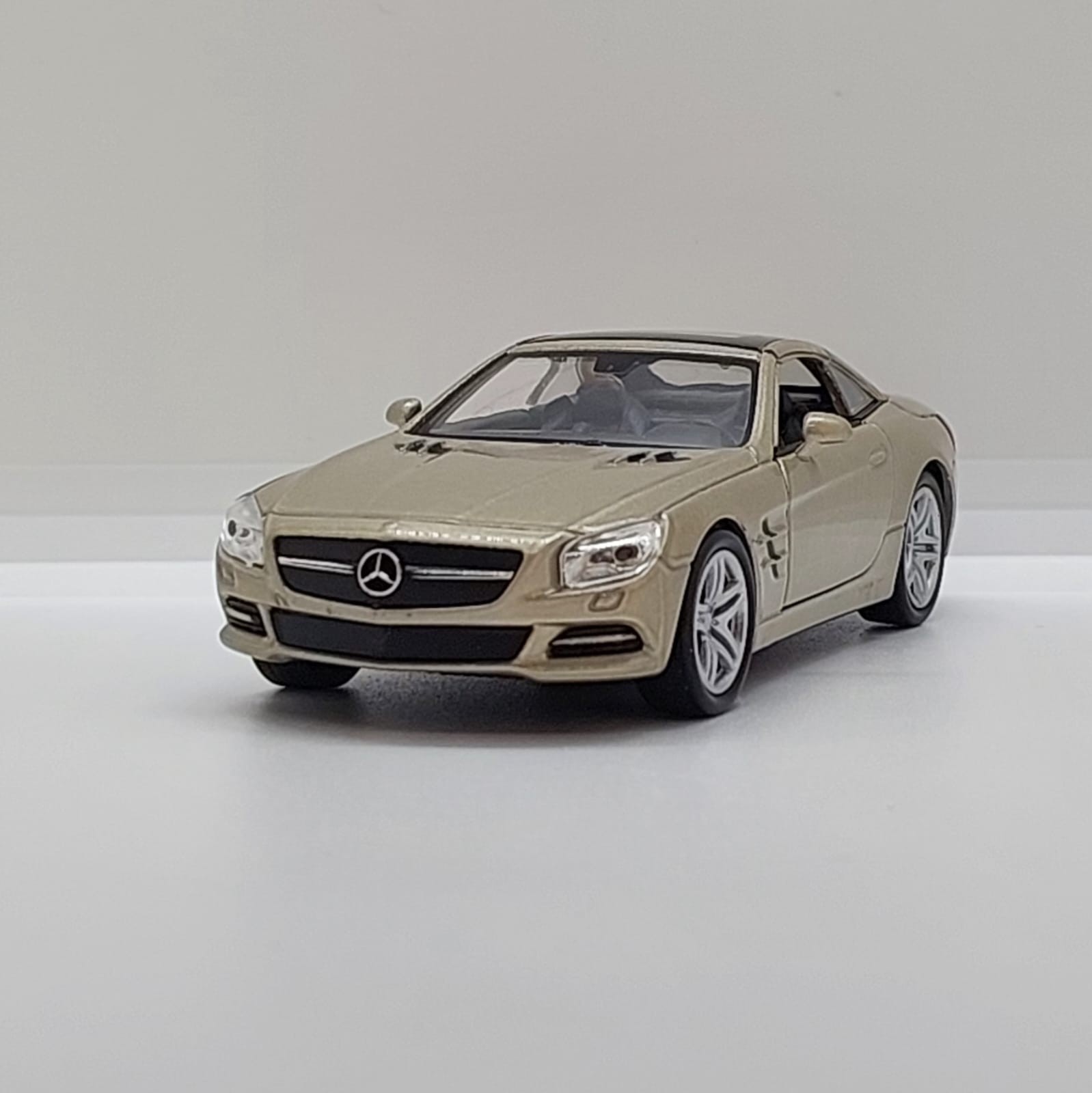 Welly Mercedes-Benz SL500 -1:36 Kum Beji