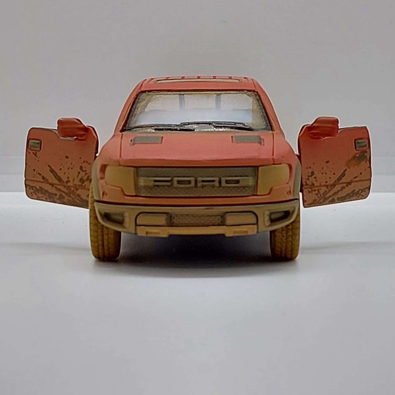 Kinsmart 2013 Ford F-150 SVT Raptor SuperCrew -1:46 Kırmızı Toz Çamur Detaylı