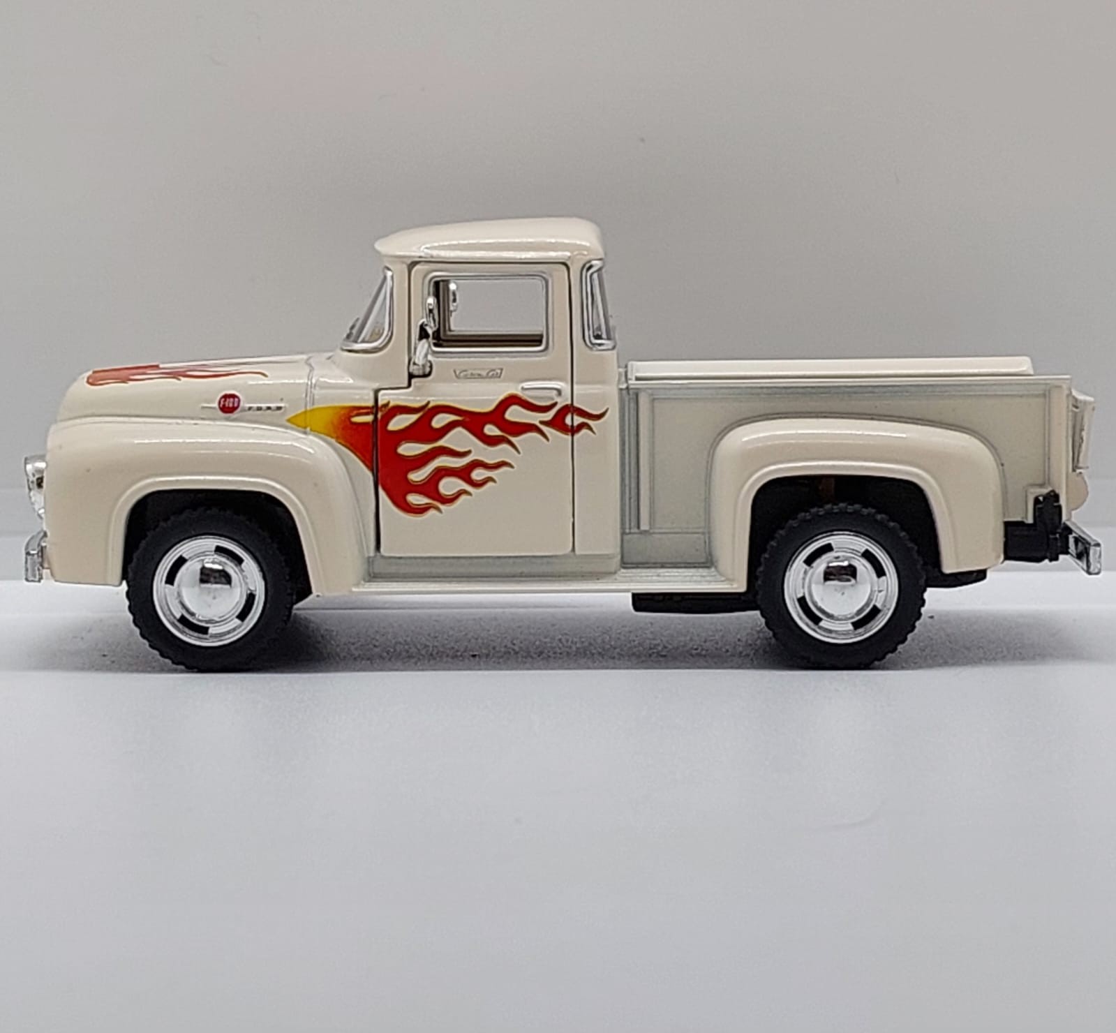 Kinsmart 1956 Ford F-100 -1:38 Fildişi