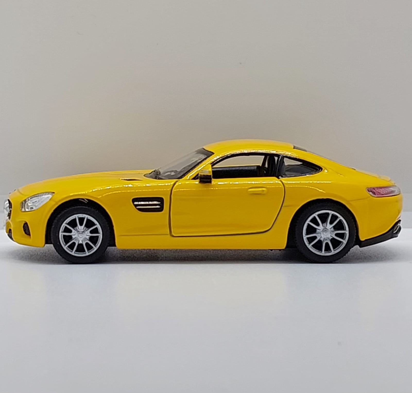 Kinsmart Mercedes-AMG GT -1:36 Sarı