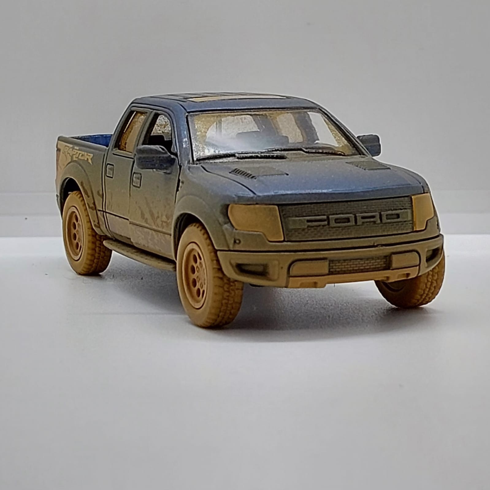 Kinsmart 2013 Ford F-150 SVT Raptor SuperCrew -1:46 Lacivert Toz Çamur Detaylı