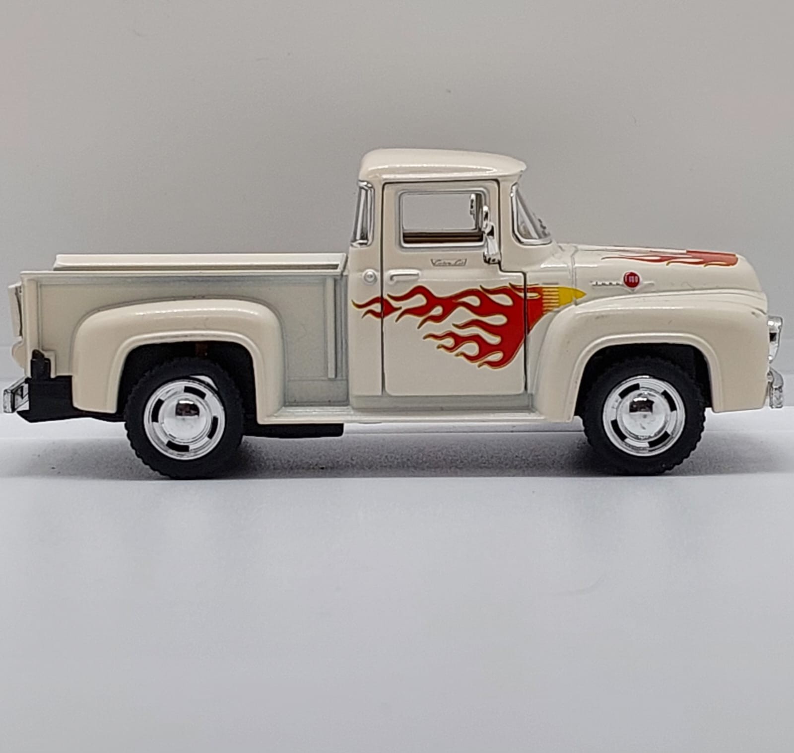 Kinsmart 1956 Ford F-100 -1:38 Fildişi