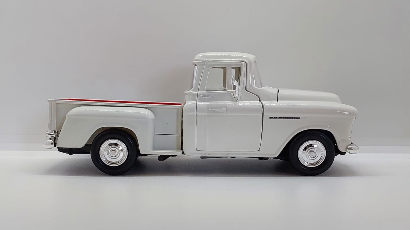 Motormax Timeless Legends 1955 Chevy 3100Stepside -1:24 Beyaz