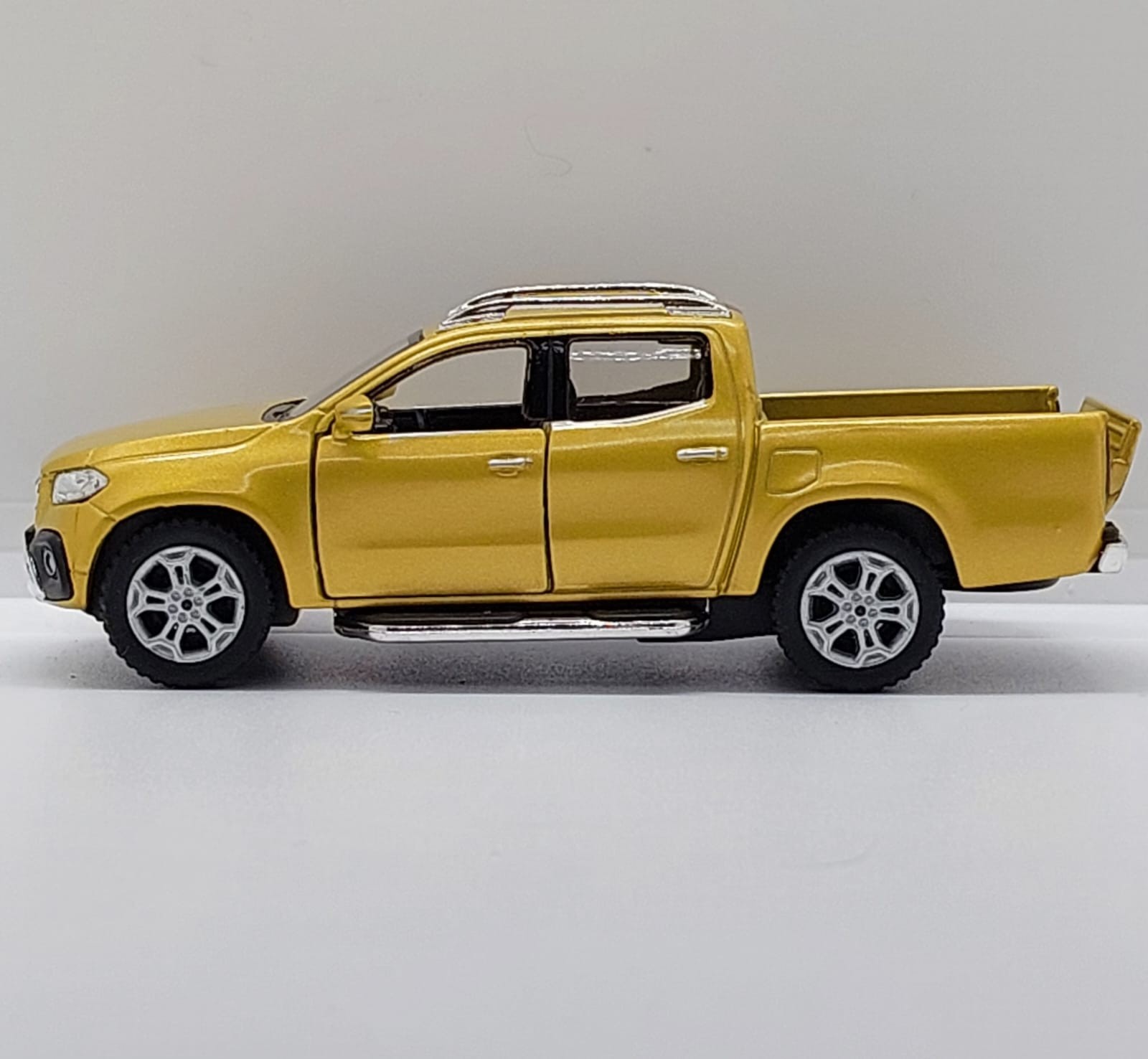 Kinsmart Mercedes-Benz X-Class -1:42 Sarı