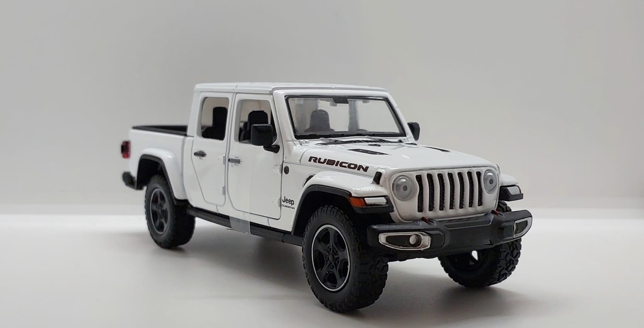 Motormax Timeless Legends 2021 Jeep Gladiator Rubicon -1:27 Beyaz