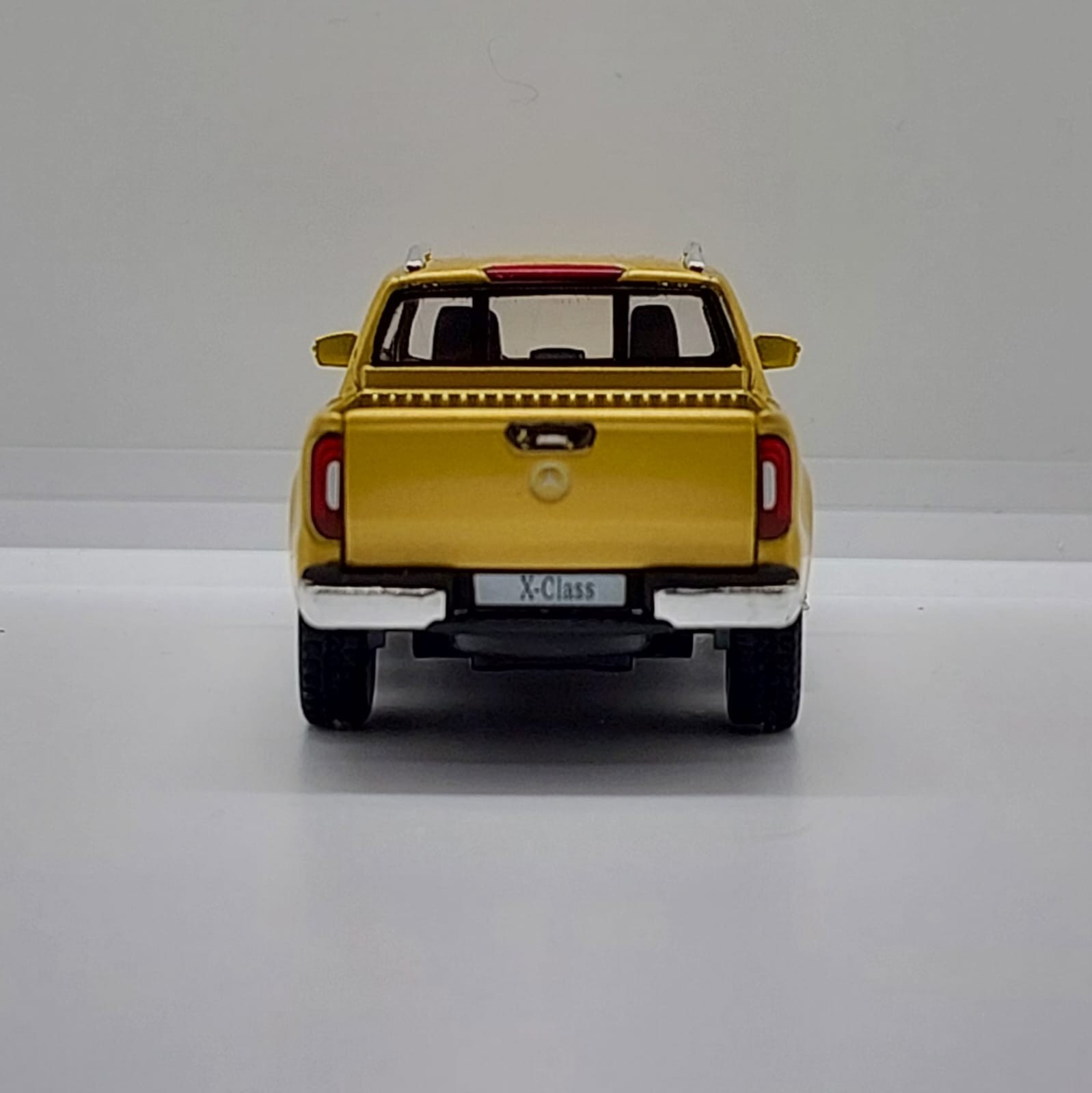 Kinsmart Mercedes-Benz X-Class -1:42 Sarı