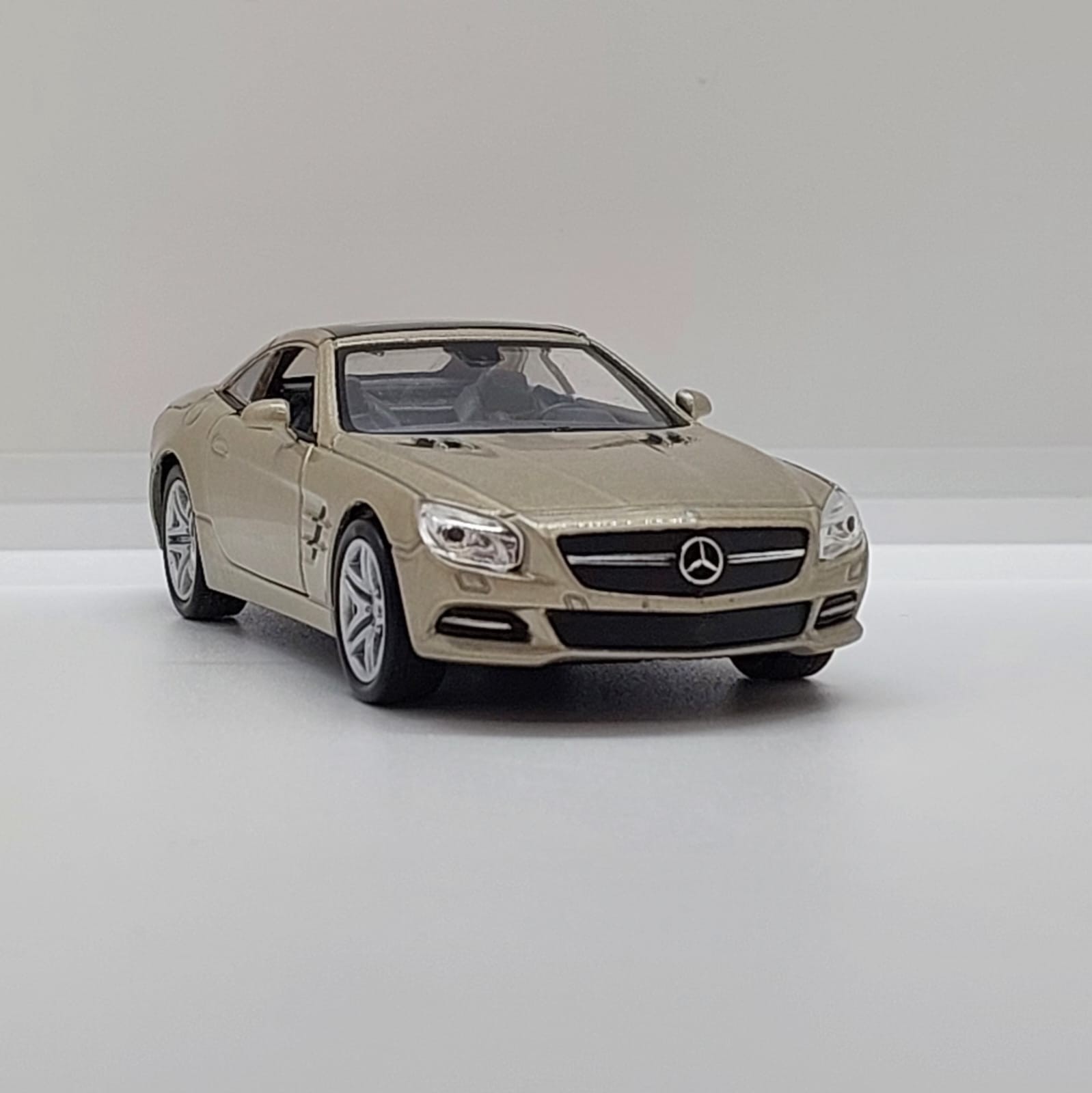 Welly Mercedes-Benz SL500 -1:36 Kum Beji