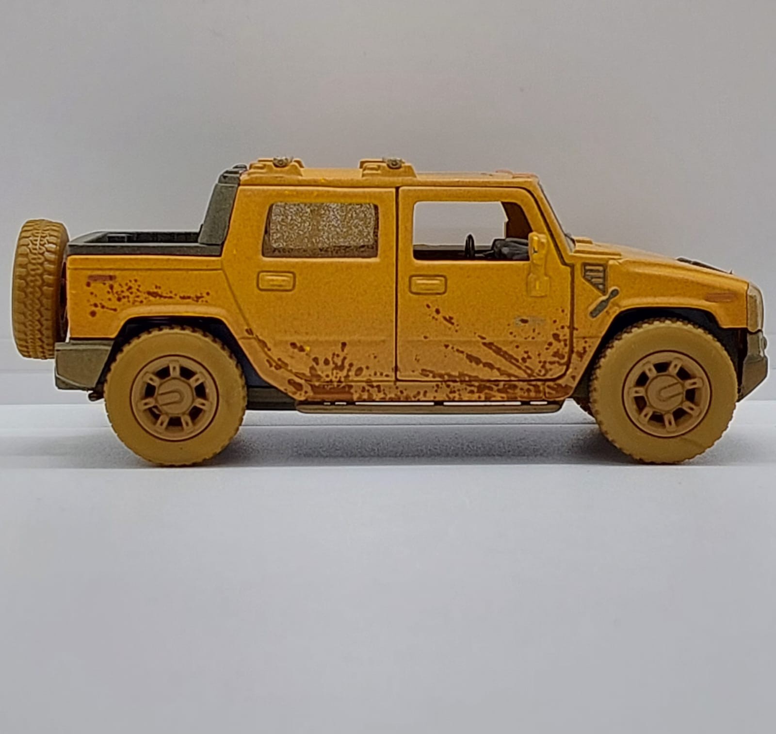 Kinsmart 2005 Hummer H2 SUT -1:40 Hardal Sarısı -Toz ve Çamur detaylı