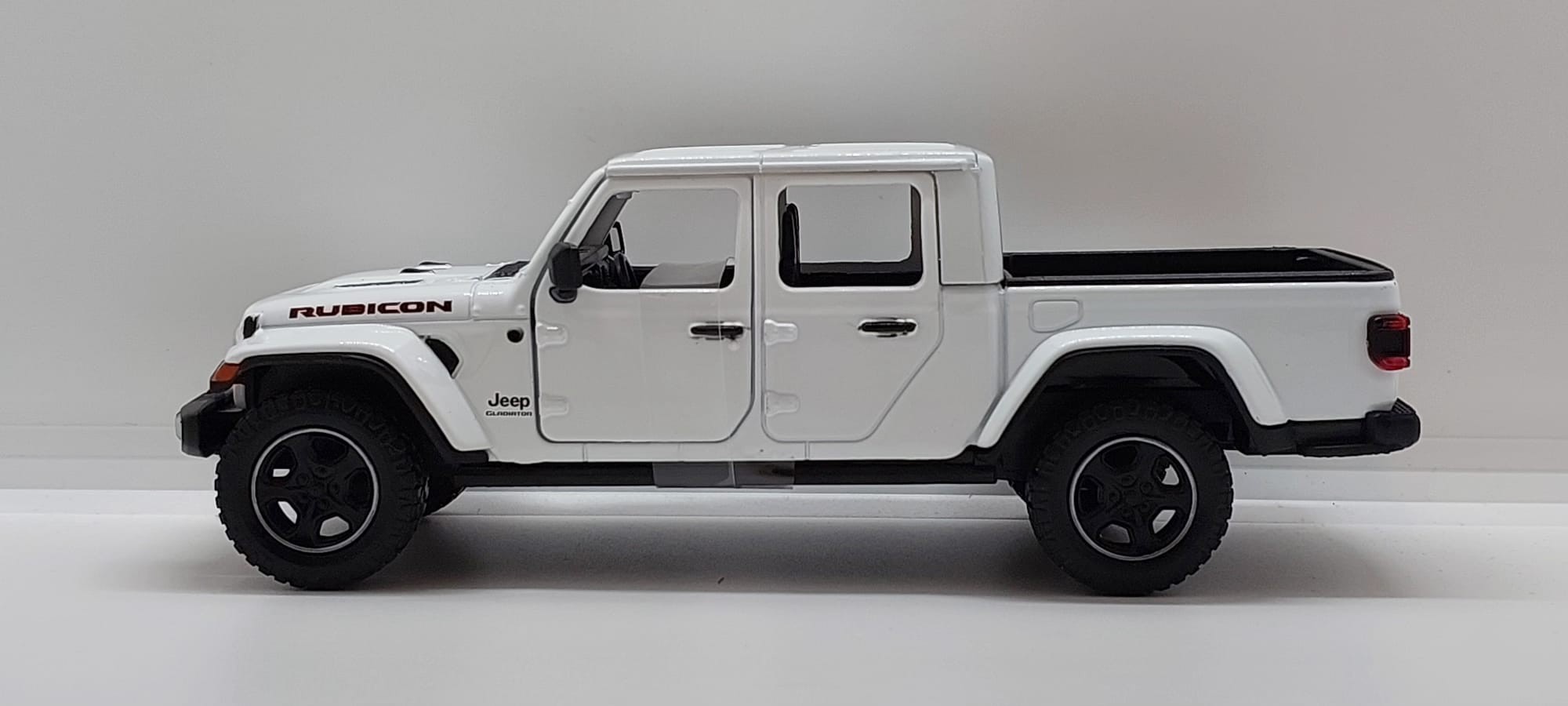 Motormax Timeless Legends 2021 Jeep Gladiator Rubicon -1:27 Beyaz