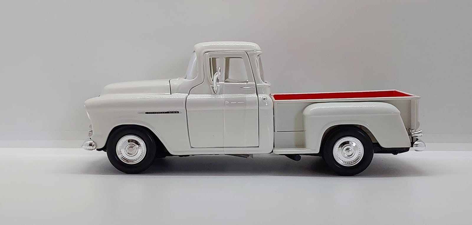 Motormax Timeless Legends 1955 Chevy 3100Stepside -1:24 Beyaz