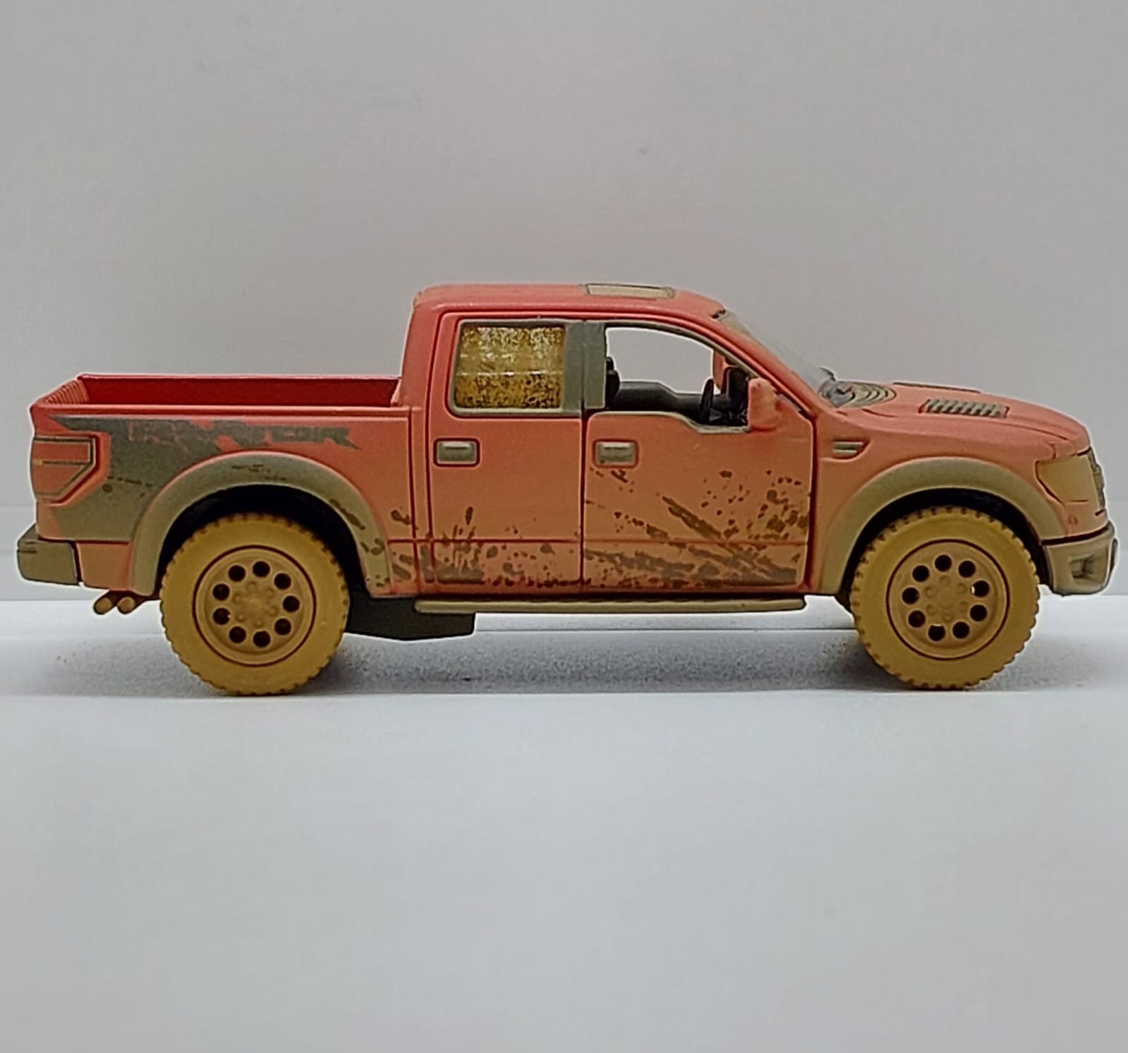 Kinsmart 2013 Ford F-150 SVT Raptor SuperCrew -1:46 Kırmızı Toz Çamur Detaylı