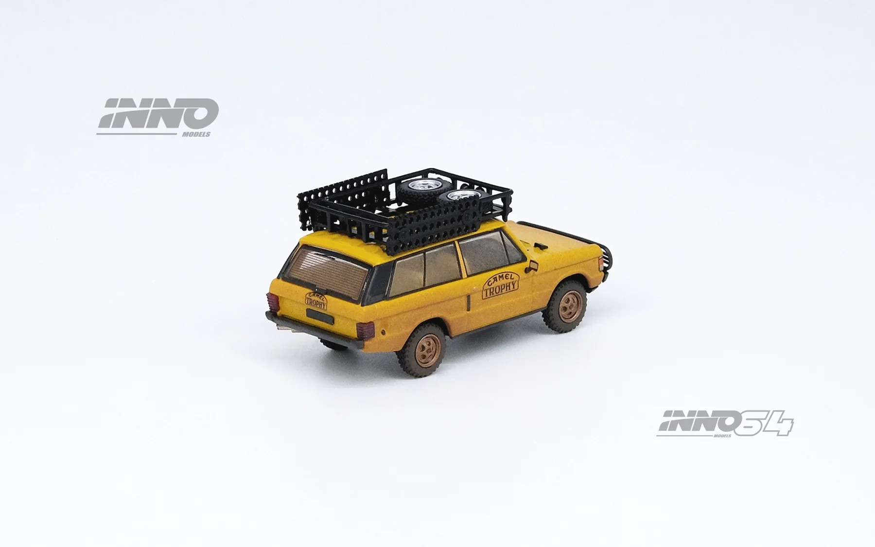 Inno64 RANGE ROVER "CLASSIC" CAMEL TROPHY 1982 With Dust Effect -IN64-RRC-CT82DE