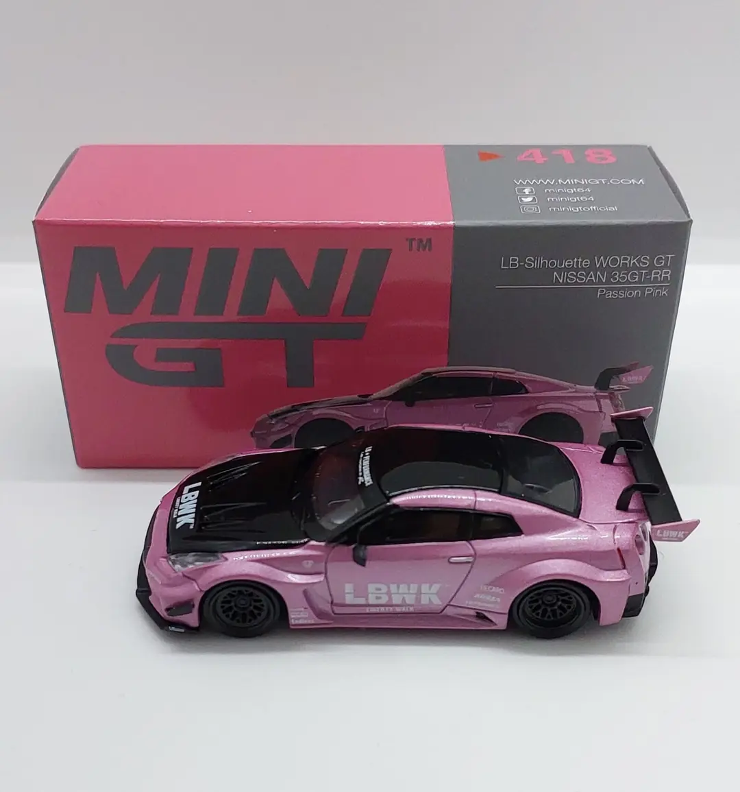 Mini GT LB-Silhouette WORKS GT Nissan 35GT-RR Passion Pink -#418