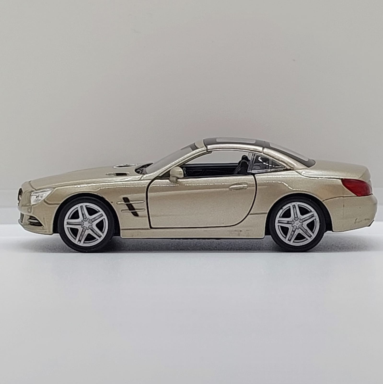 Welly Mercedes-Benz SL500 -1:36 Kum Beji