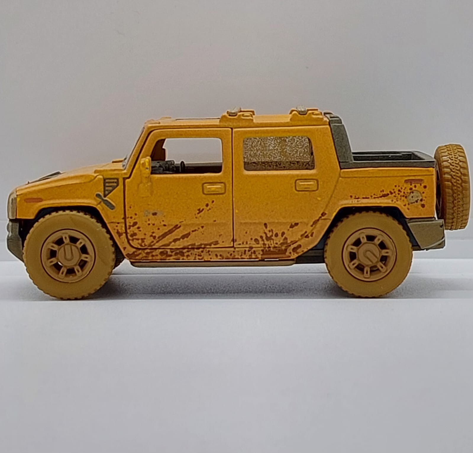 Kinsmart 2005 Hummer H2 SUT -1:40 Hardal Sarısı -Toz ve Çamur detaylı