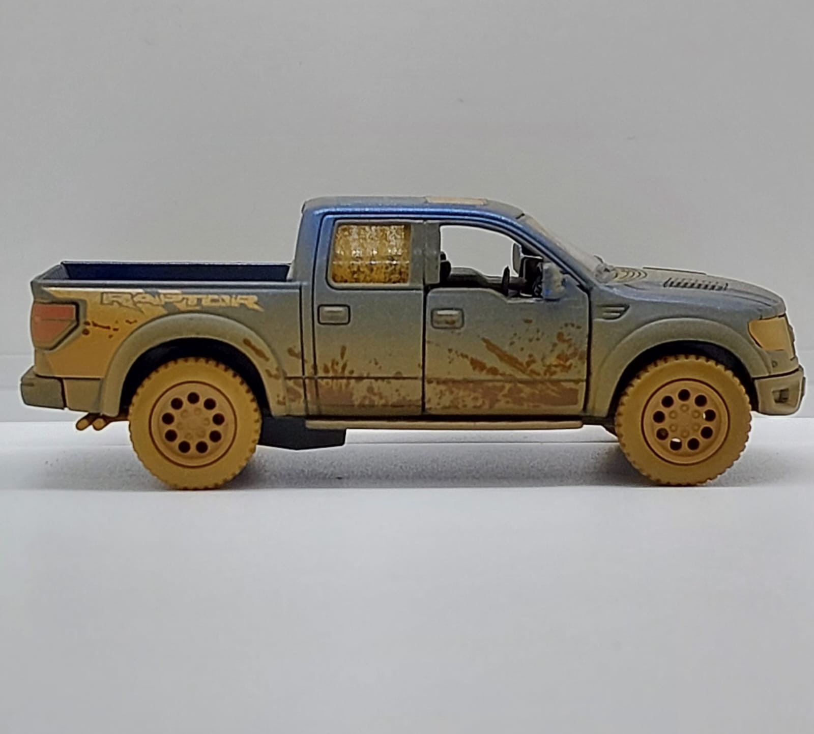 Kinsmart 2013 Ford F-150 SVT Raptor SuperCrew -1:46 Lacivert Toz Çamur Detaylı