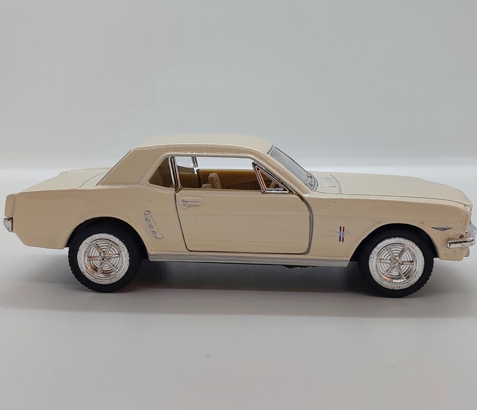 Kinsmart 1964½ Ford Mustang -1:36 Fil dişi krem