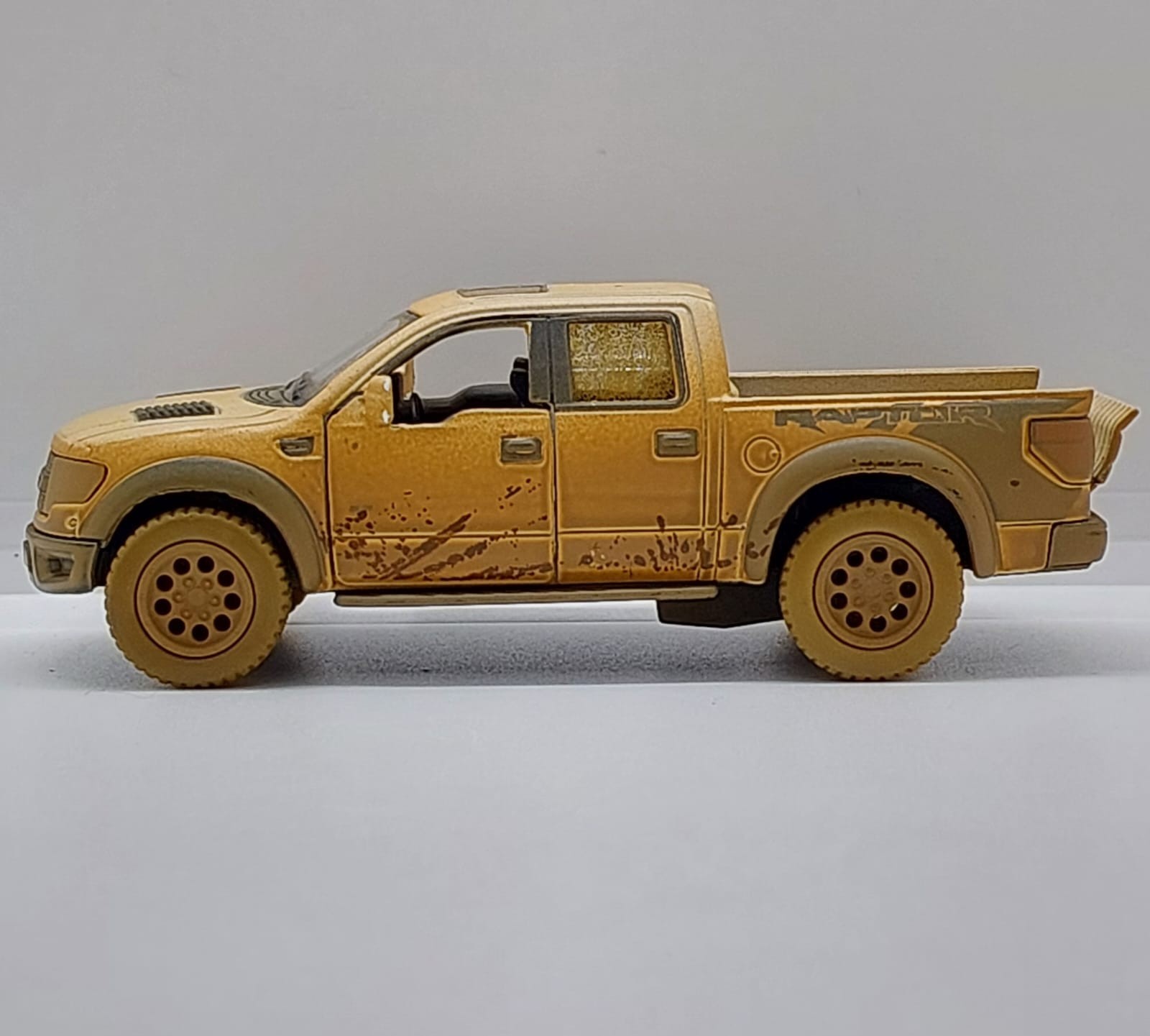 Kinsmart 2013 Ford F-150 SVT Raptor SuperCrew -1:46 Beyaz Toz Çamur Detaylı