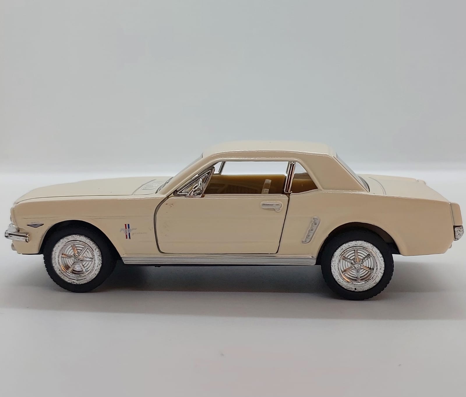 Kinsmart 1964½ Ford Mustang -1:36 Fil dişi krem