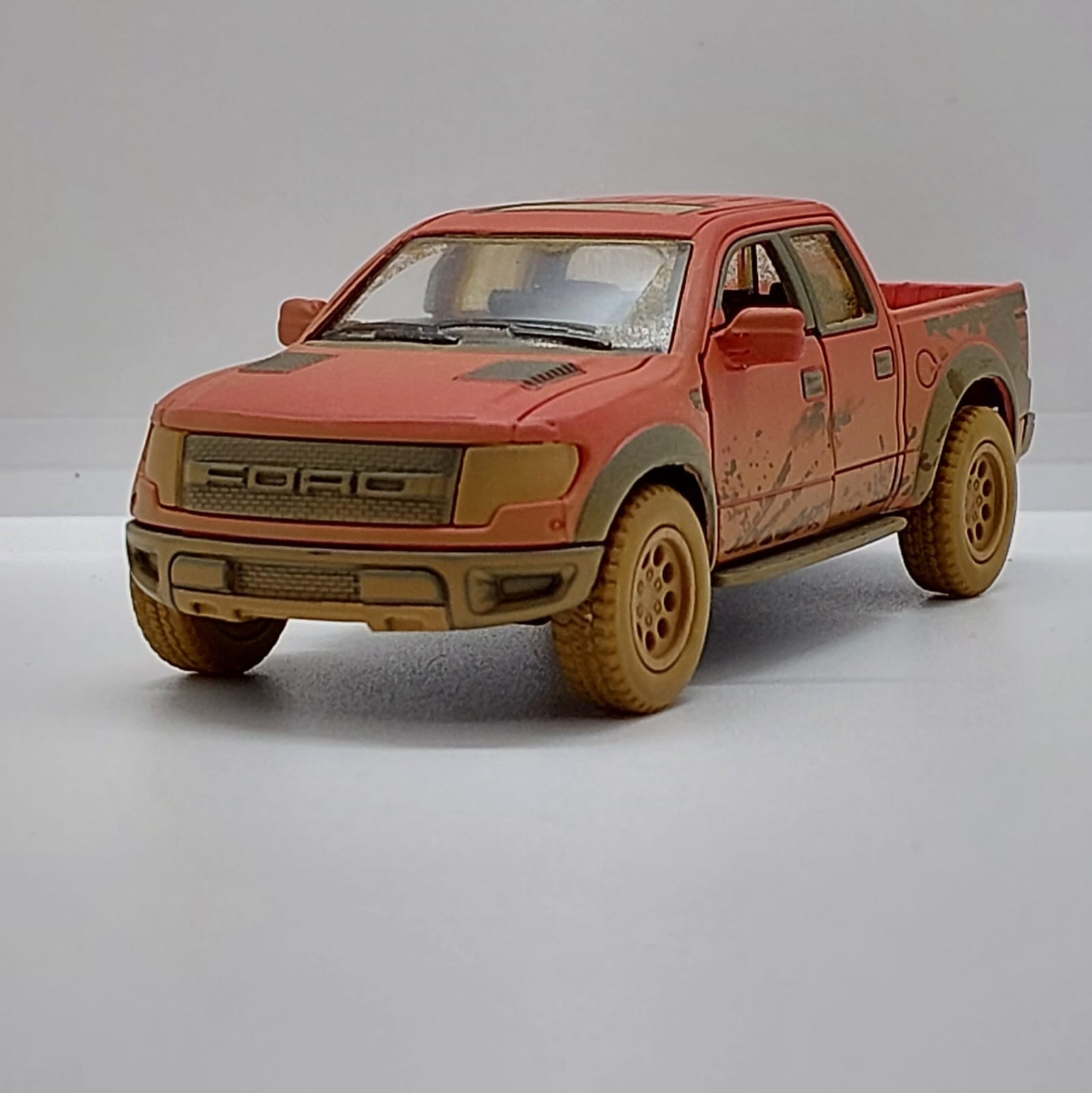 Kinsmart 2013 Ford F-150 SVT Raptor SuperCrew -1:46 Kırmızı Toz Çamur Detaylı