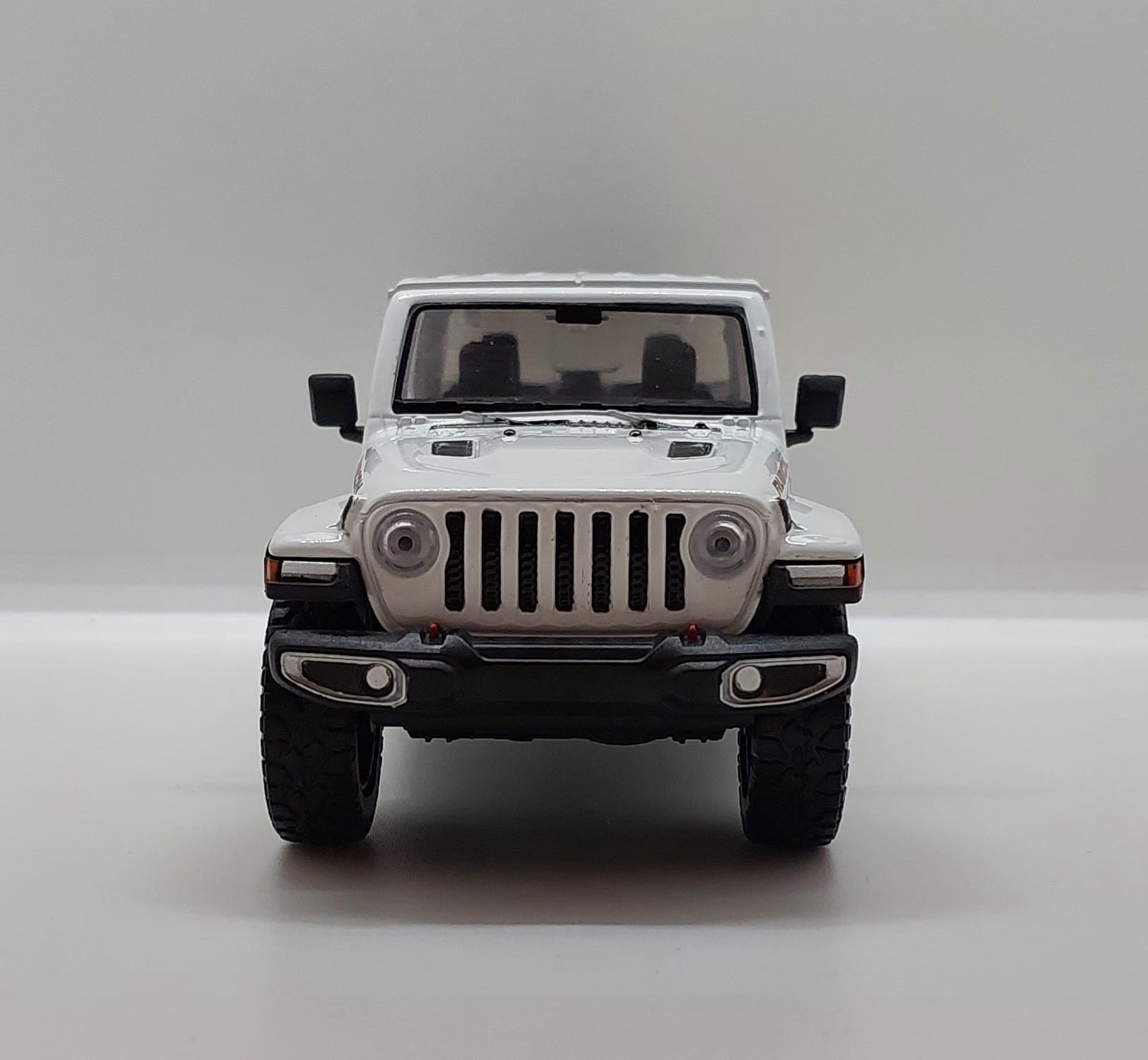 Motormax Timeless Legends 2021 Jeep Gladiator Rubicon -1:27 Beyaz