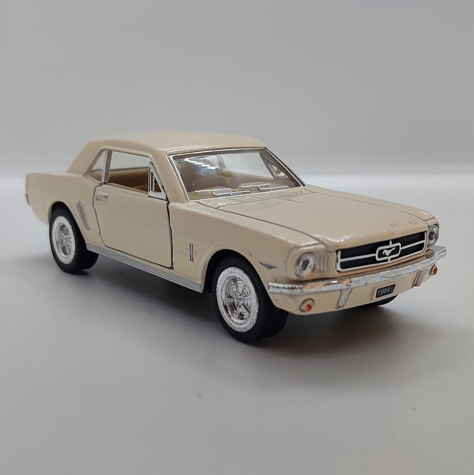 Kinsmart 1964½ Ford Mustang -1:36 Fil dişi krem