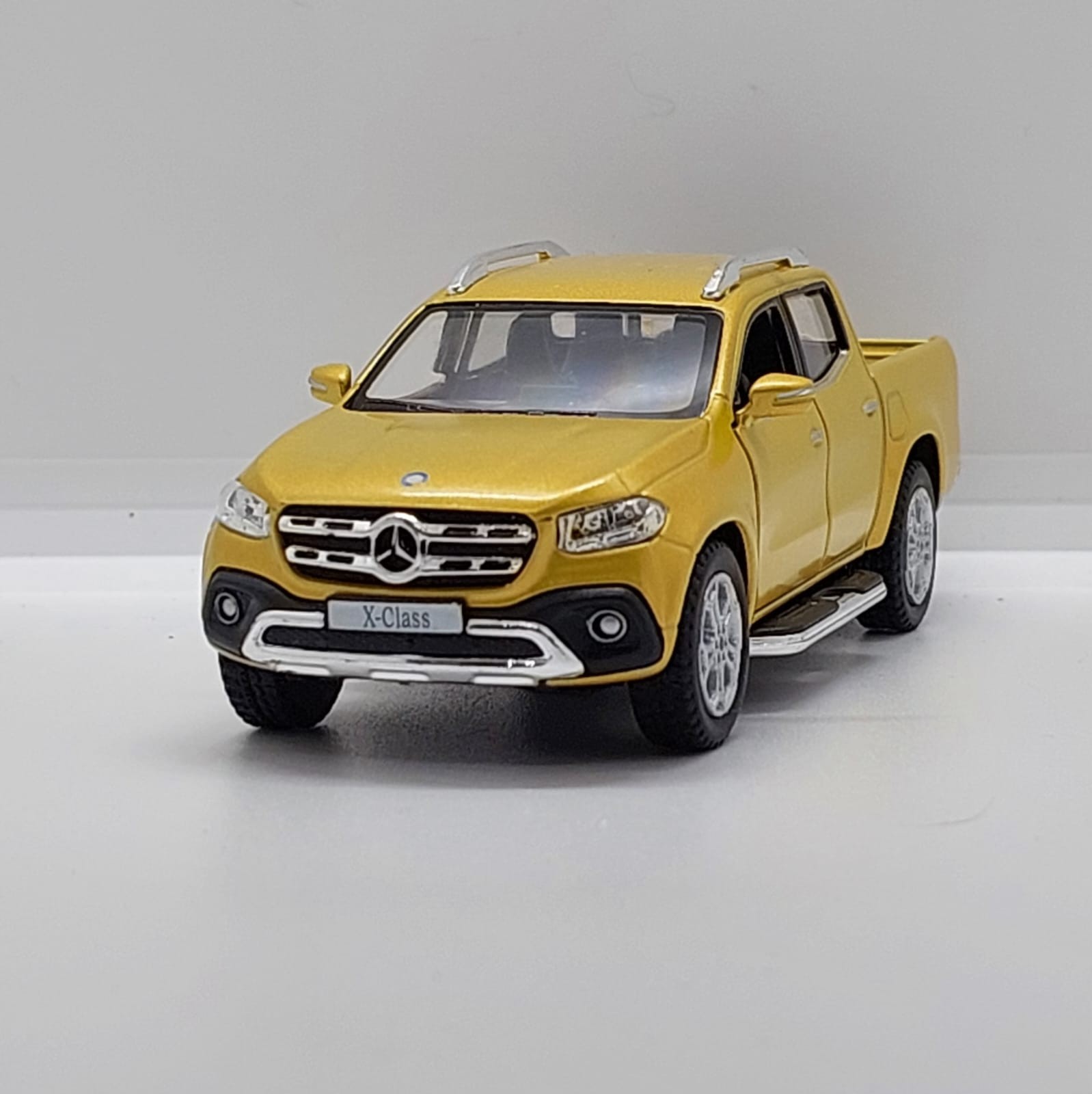 Kinsmart Mercedes-Benz X-Class -1:42 Sarı