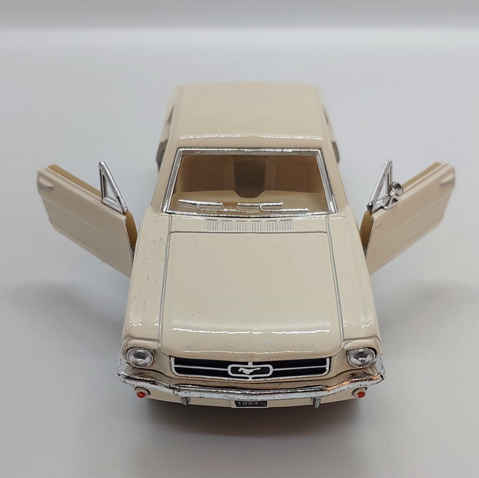 Kinsmart 1964½ Ford Mustang -1:36 Fil dişi krem