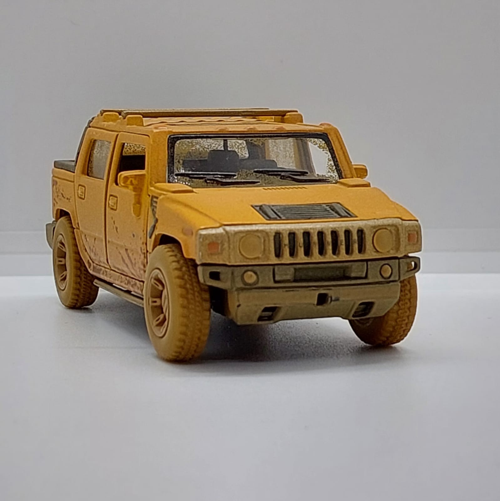 Kinsmart 2005 Hummer H2 SUT -1:40 Hardal Sarısı -Toz ve Çamur detaylı