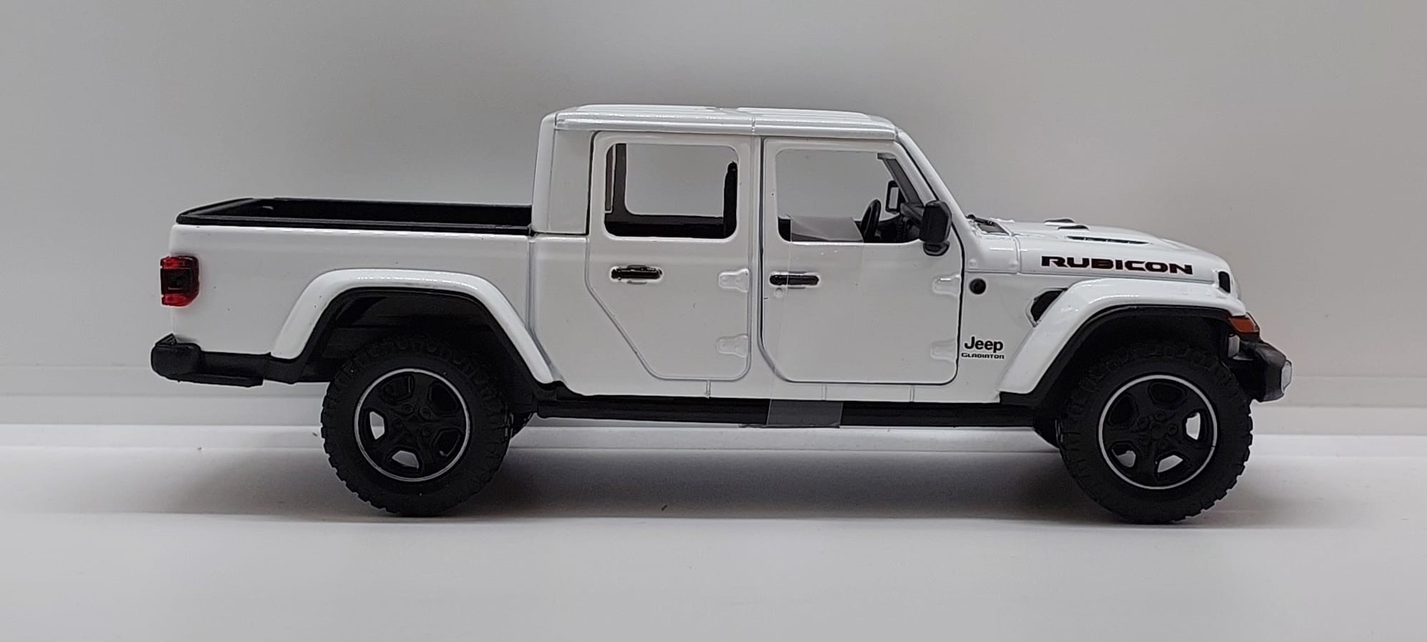 Motormax Timeless Legends 2021 Jeep Gladiator Rubicon -1:27 Beyaz