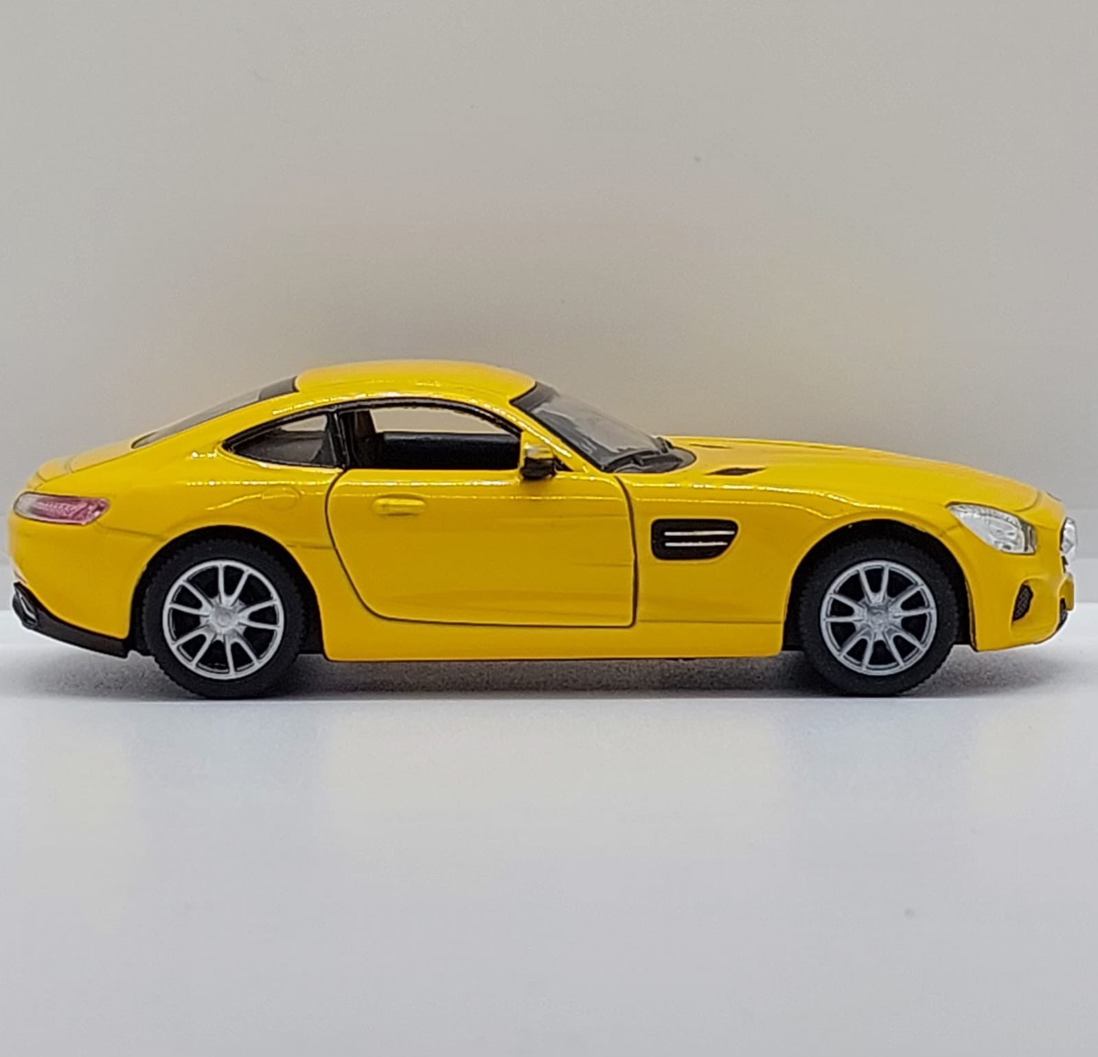 Kinsmart Mercedes-AMG GT -1:36 Sarı