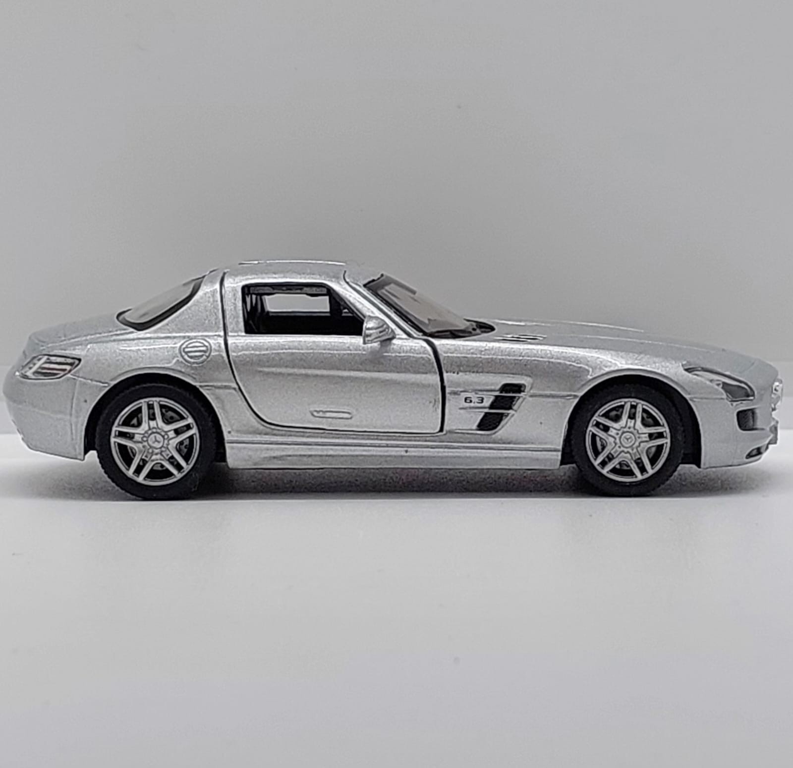 Kinsmart Mercedes-Benz SLS AMG -1:36 Gümüş Gri